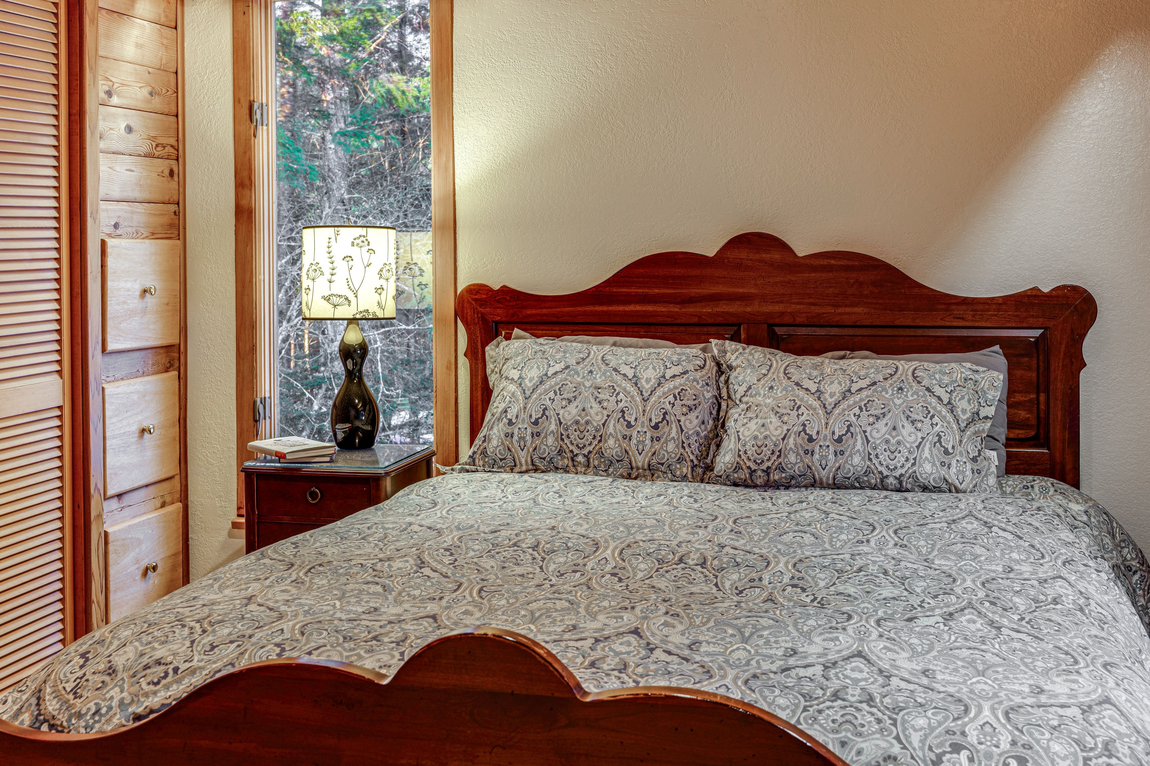 Bedroom 2 | Queen Bed