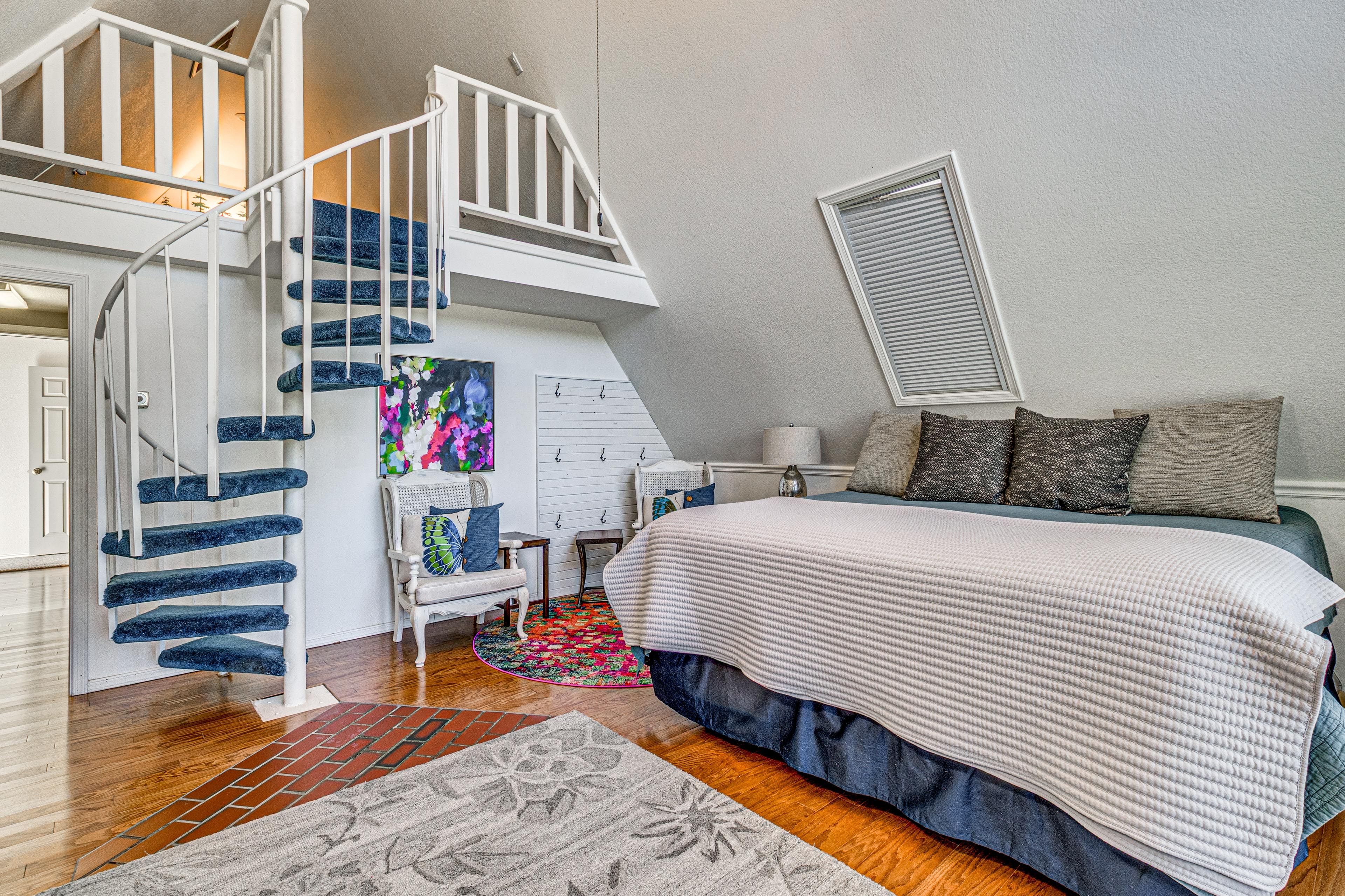 Bedroom 4 | King Bed | 2 Twin Beds | 2 Twin Floor Mattresses | 2nd Floor