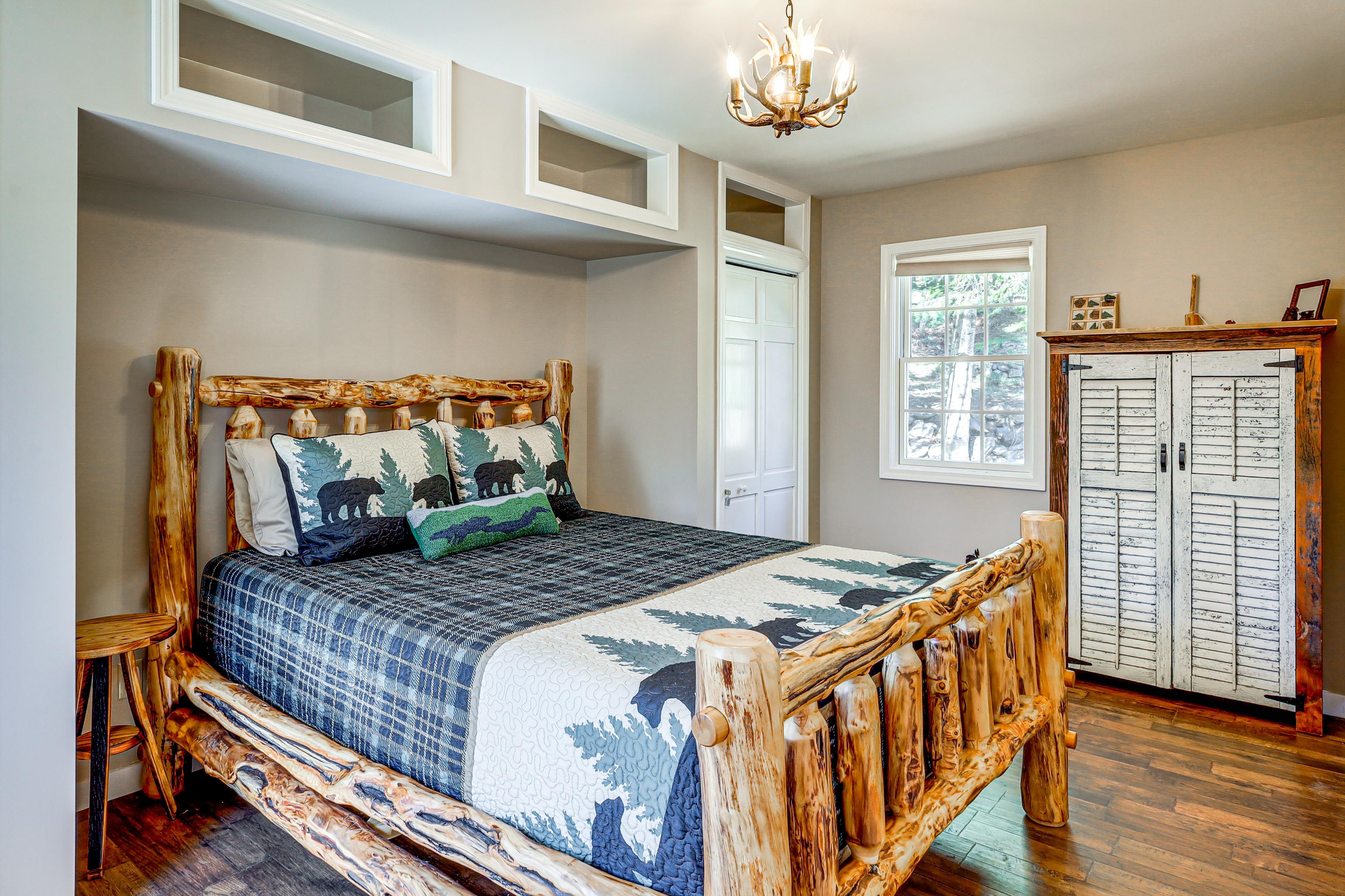 Bedroom 1 | Queen Bed