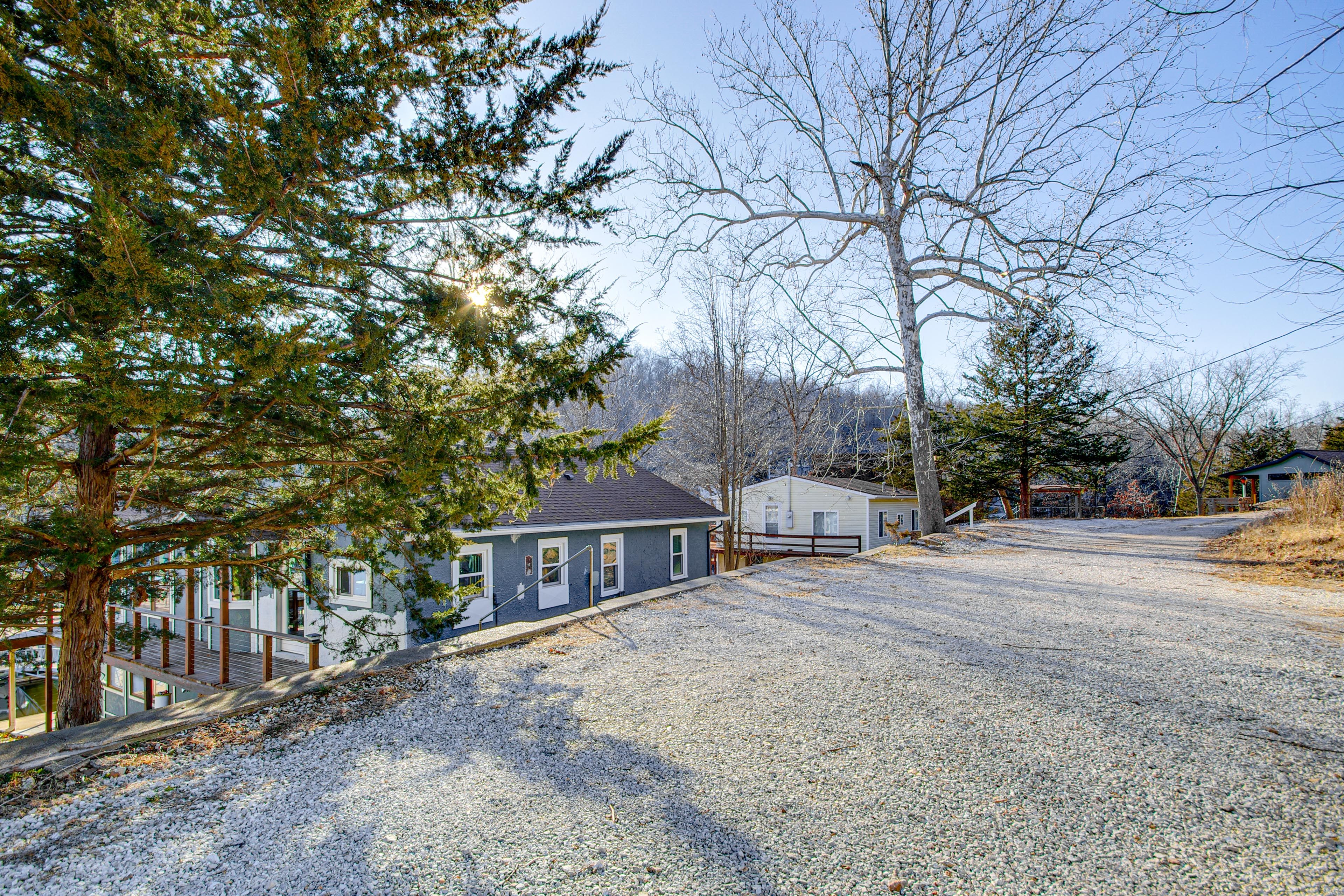 Parking | Driveway (6 Vehicles) | Garage (1 Vehicle) | RV/Trailer Parking