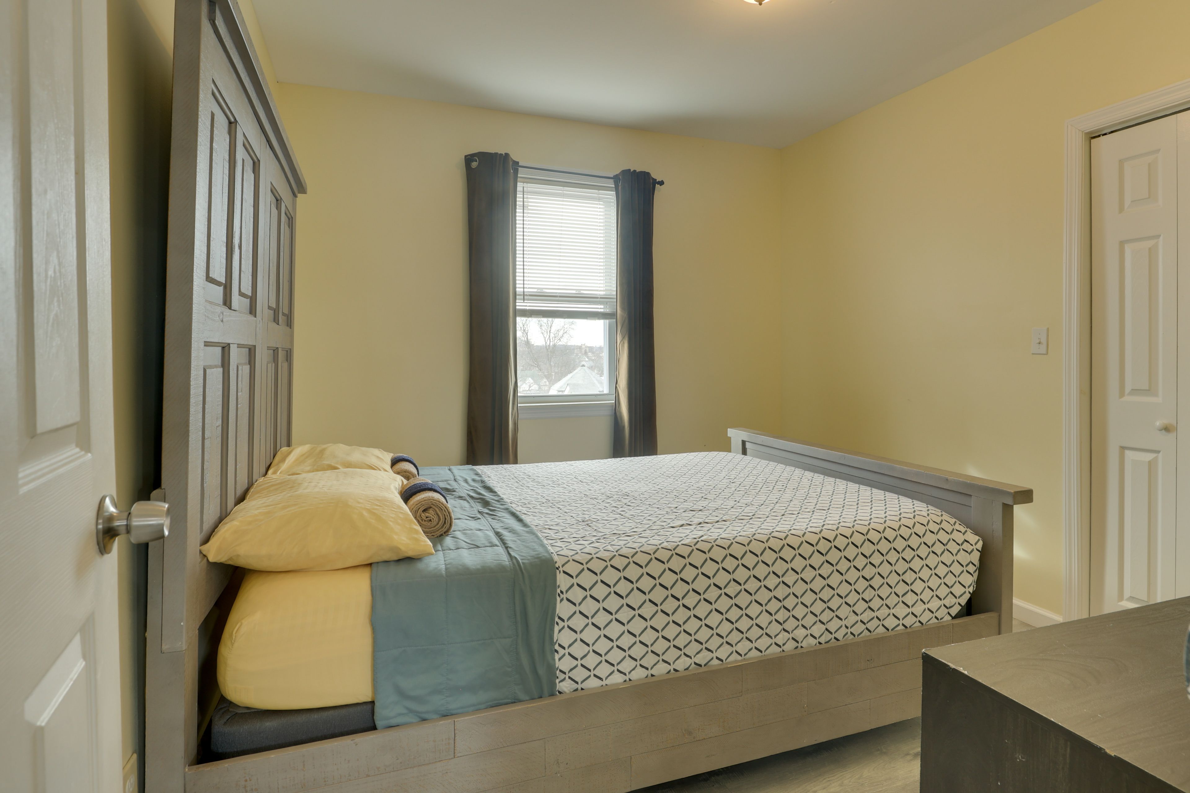 Bedroom 2 | Queen Bed