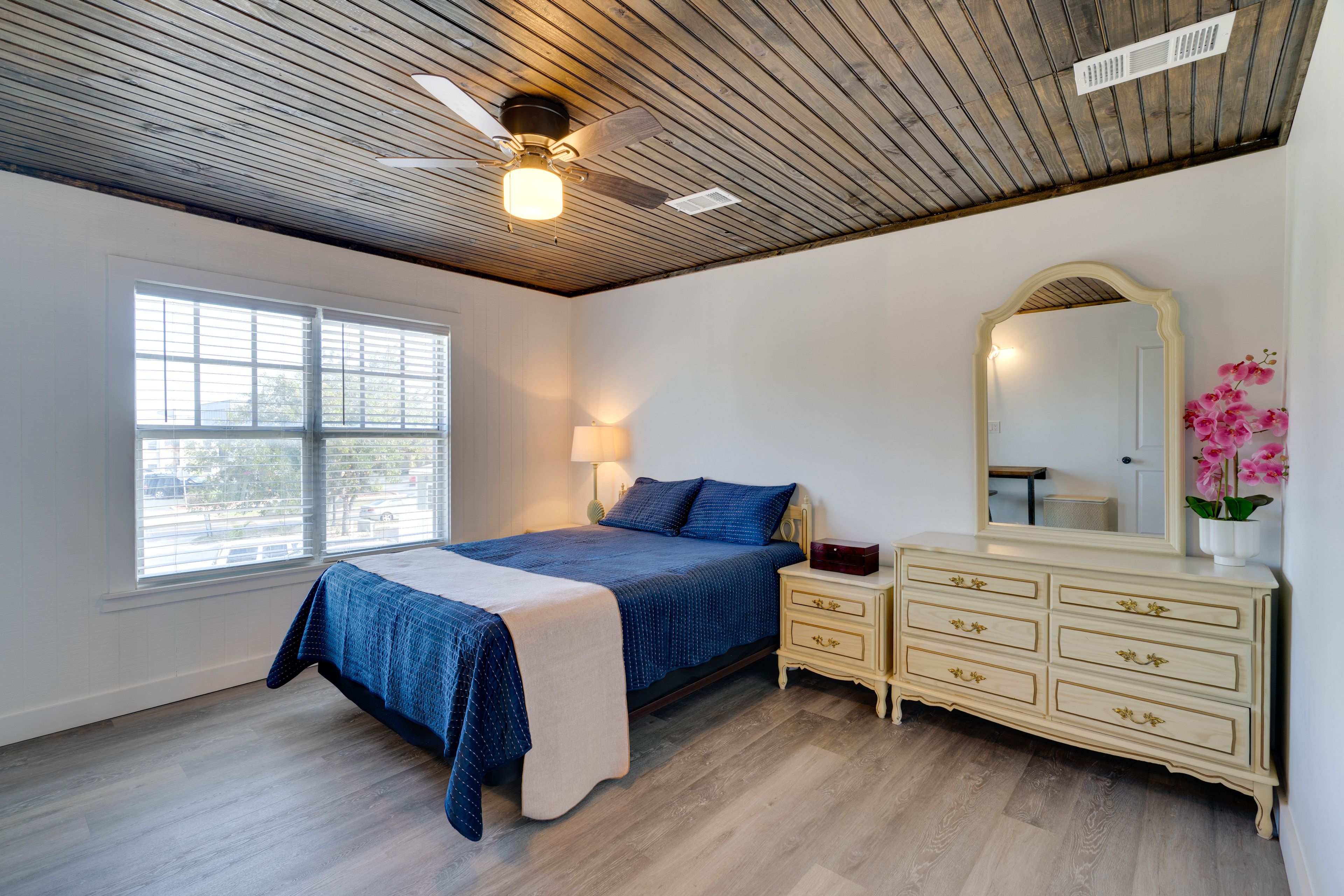 Bedroom 2 | Queen Bed