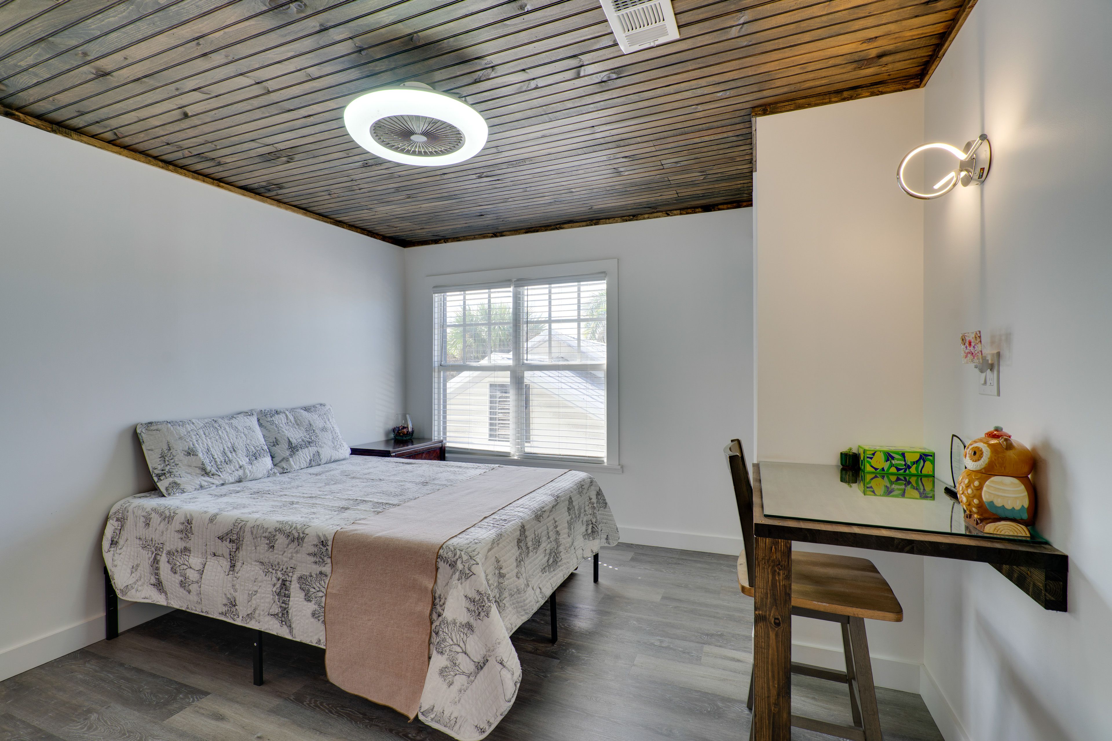 Bedroom 5 | Queen Bed