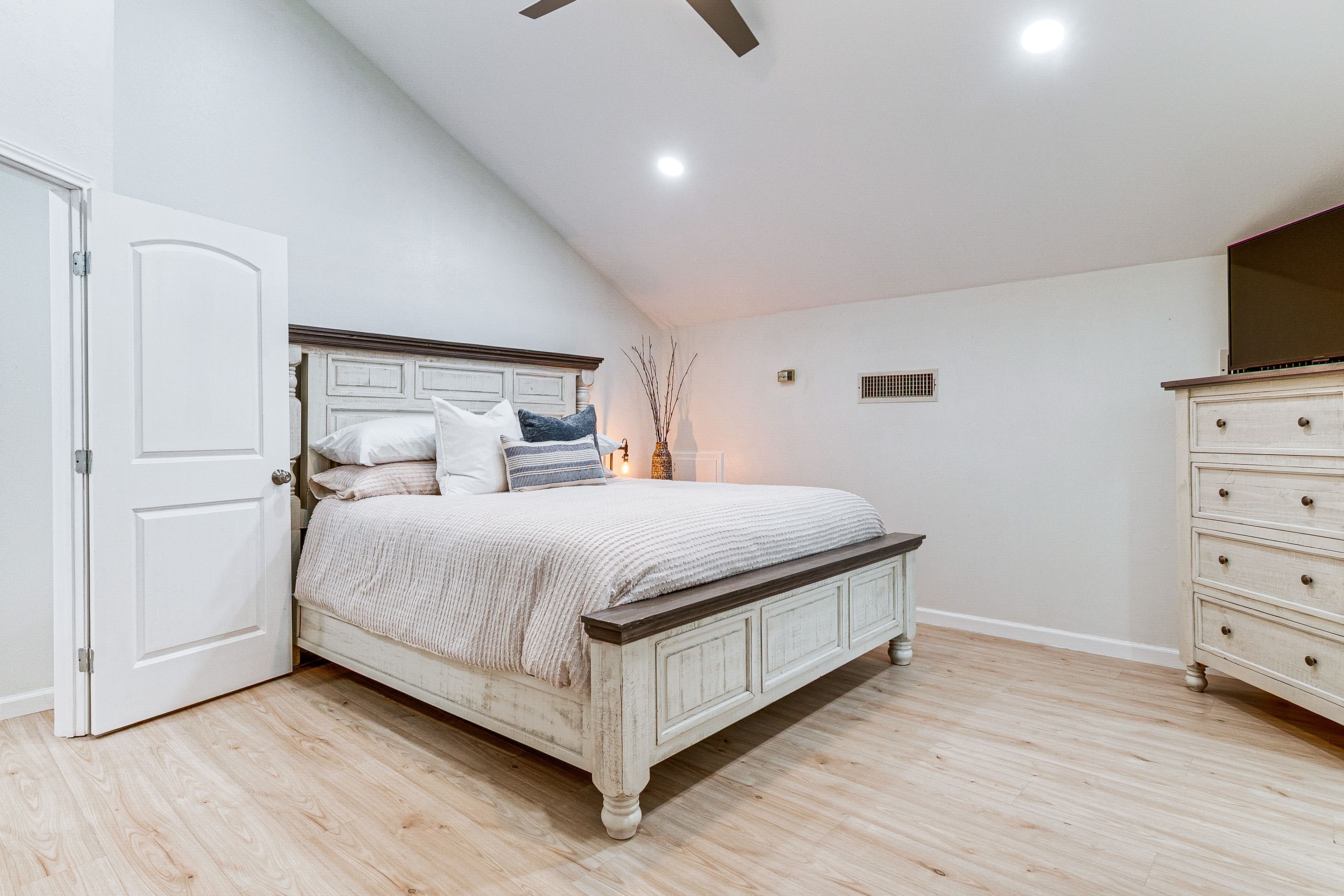 Bedroom 2 | King Bed | 2nd Floor