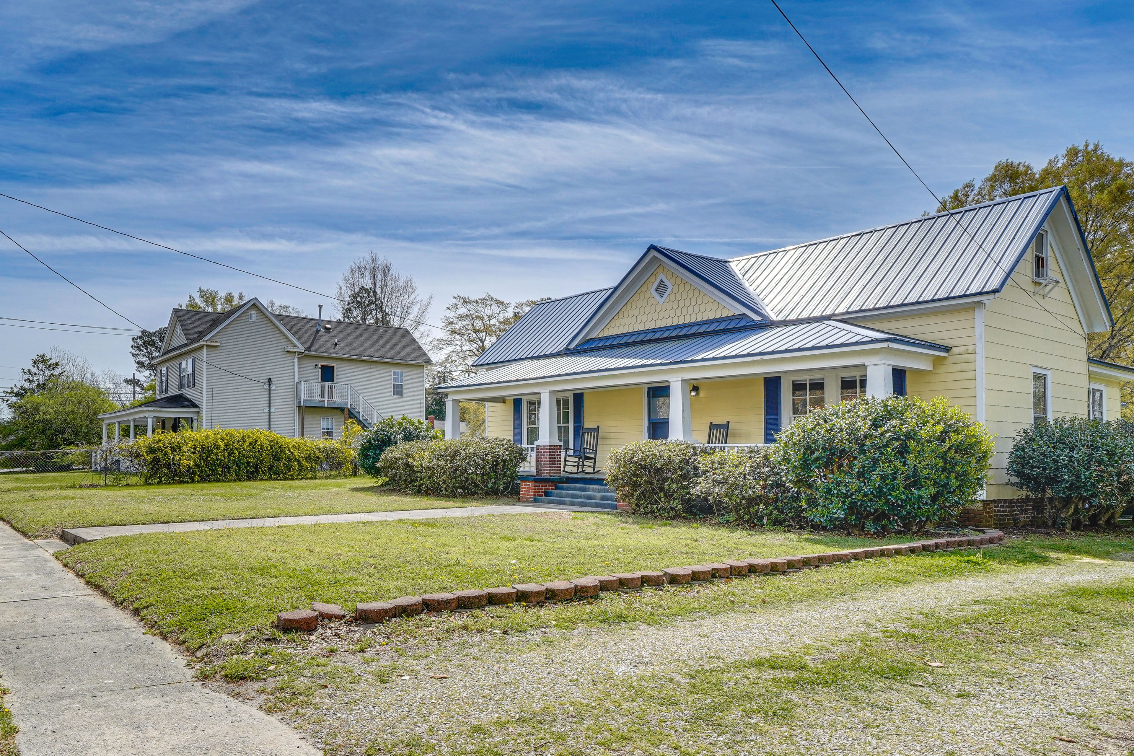Parking | Driveway (3 Vehicles) | Backyard (3 Vehicles)