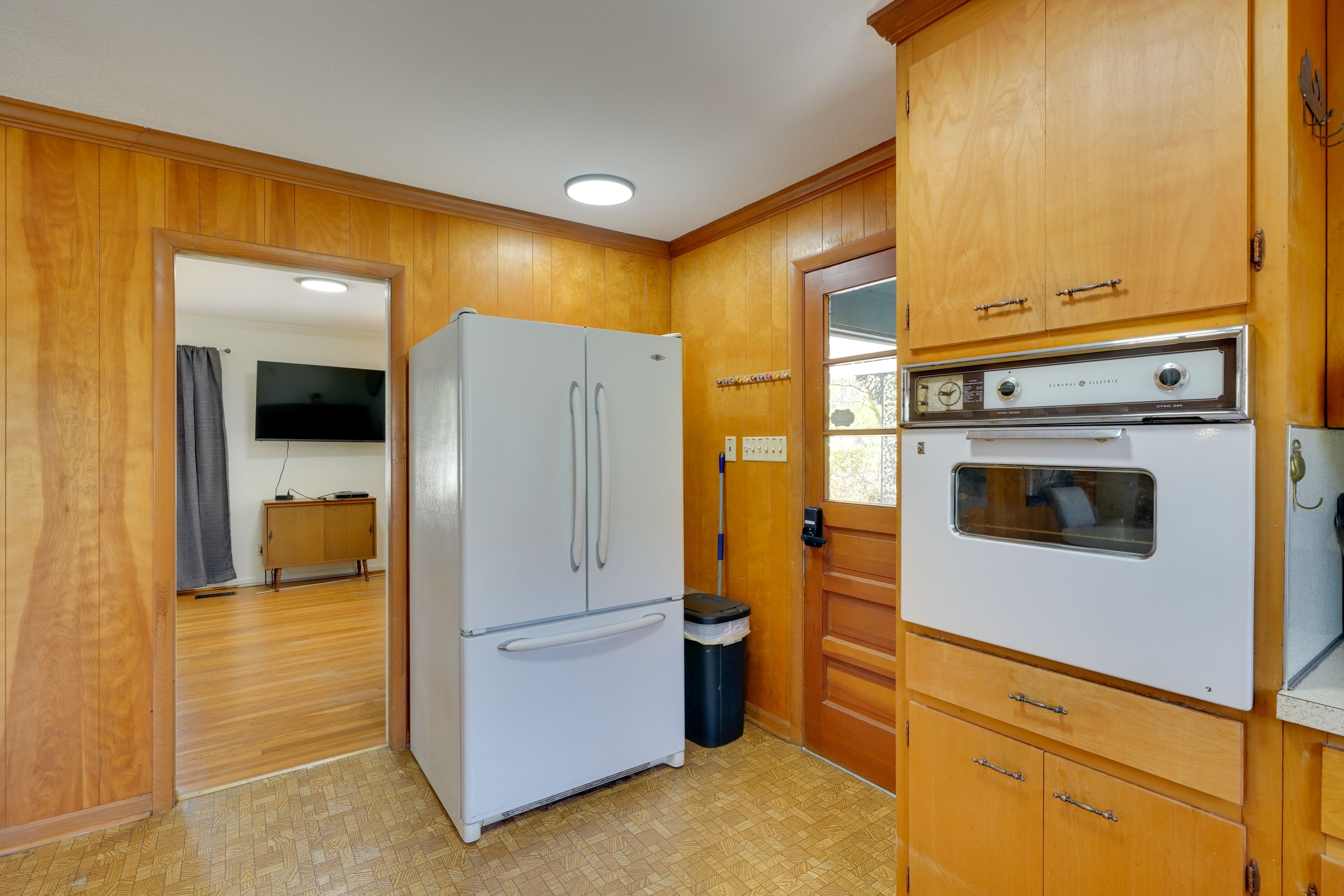 Kitchen | Stove | Microwave | Dishwasher | Main Level