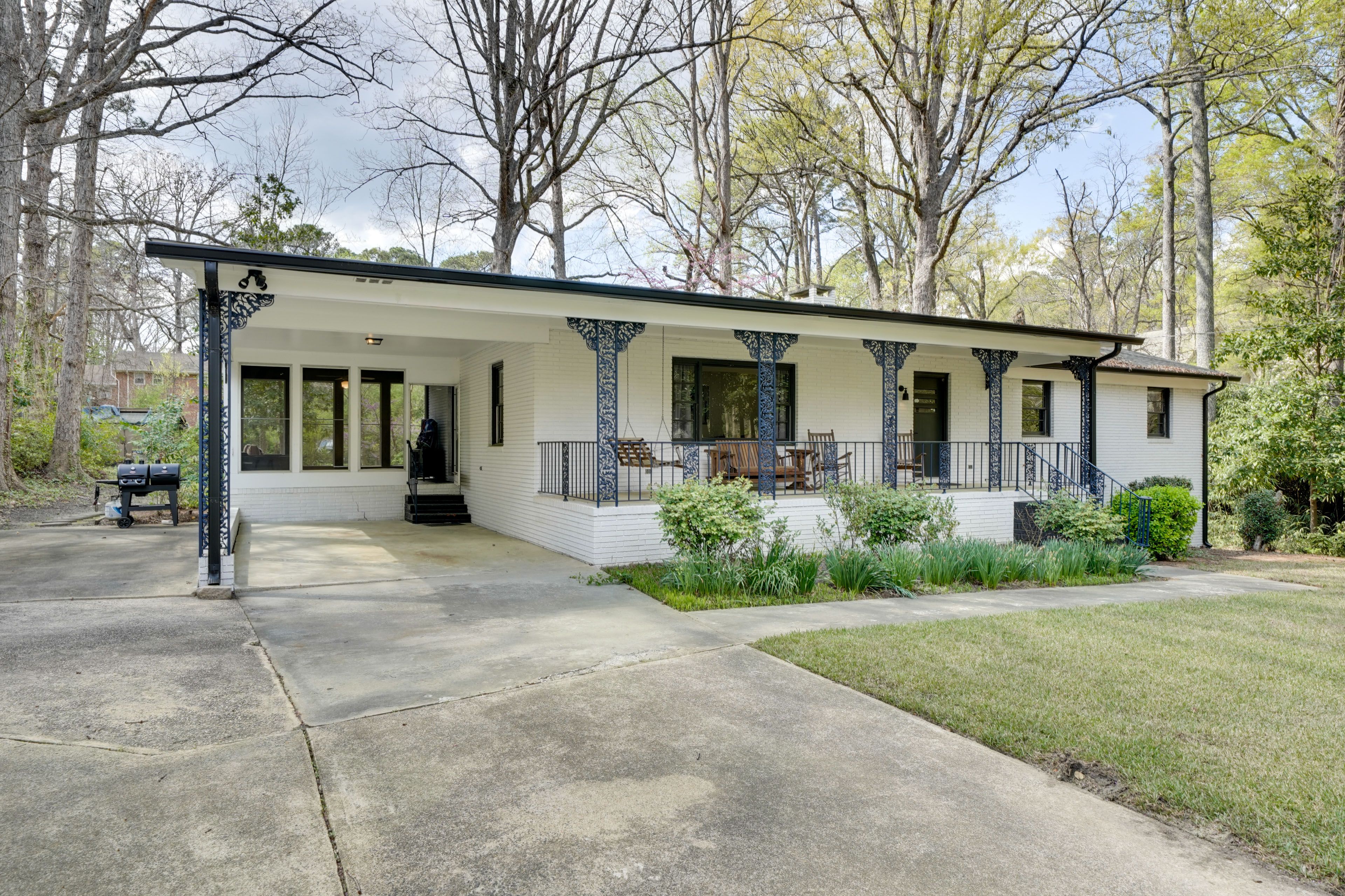 House Exterior | Gas & Charcoal Grills
