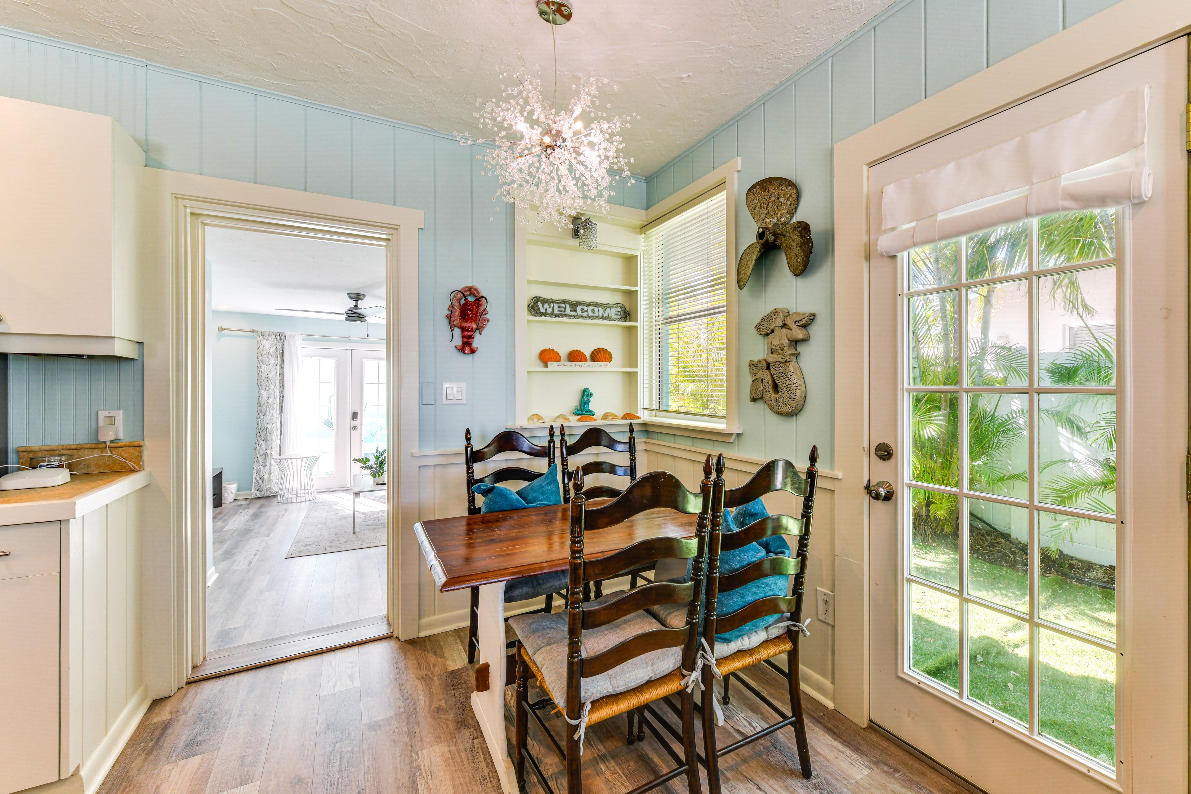 Dining Area | Dishware/Flatware Provided