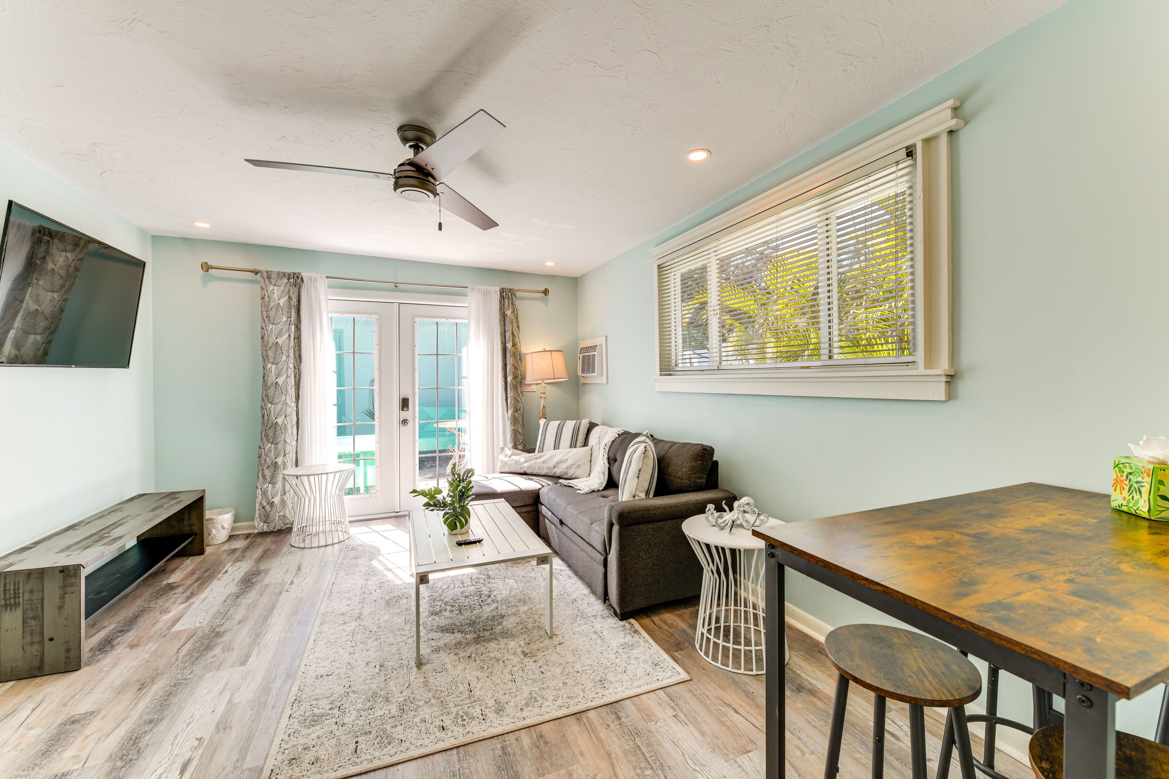 Family Room | Smart TV | Table