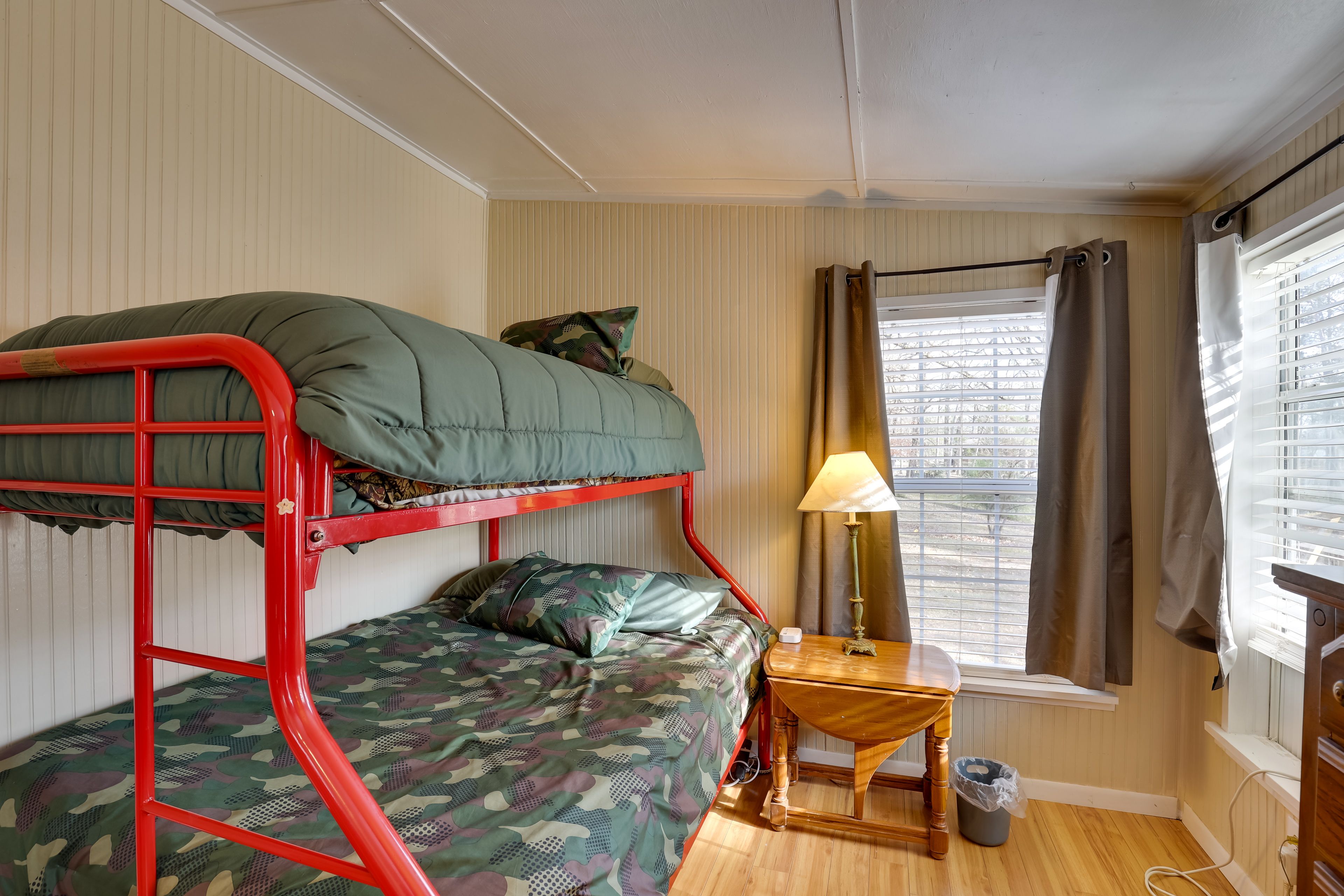 Bedroom 2 | Twin/Full Bunk Bed