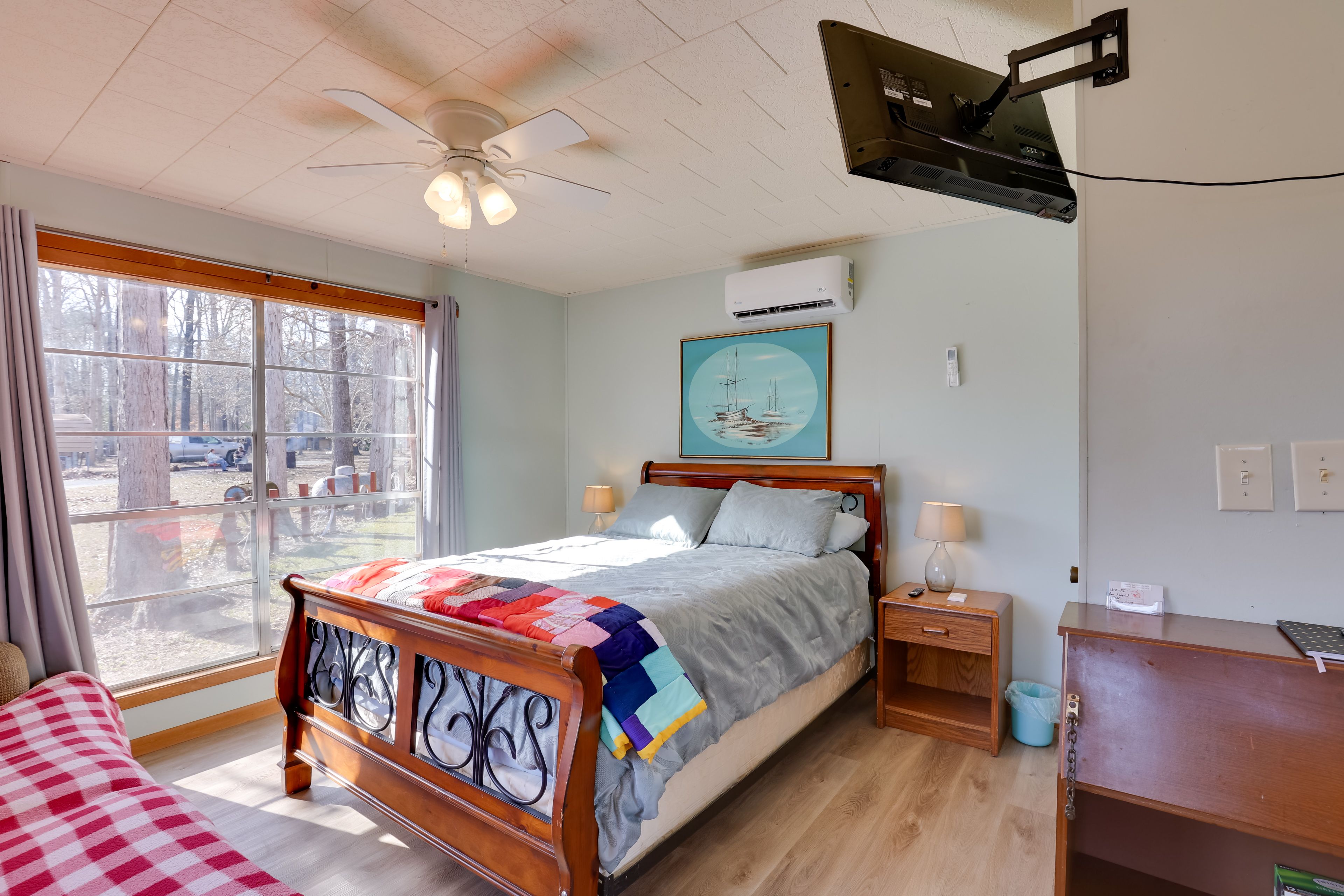 Studio | Flat-Screen TV