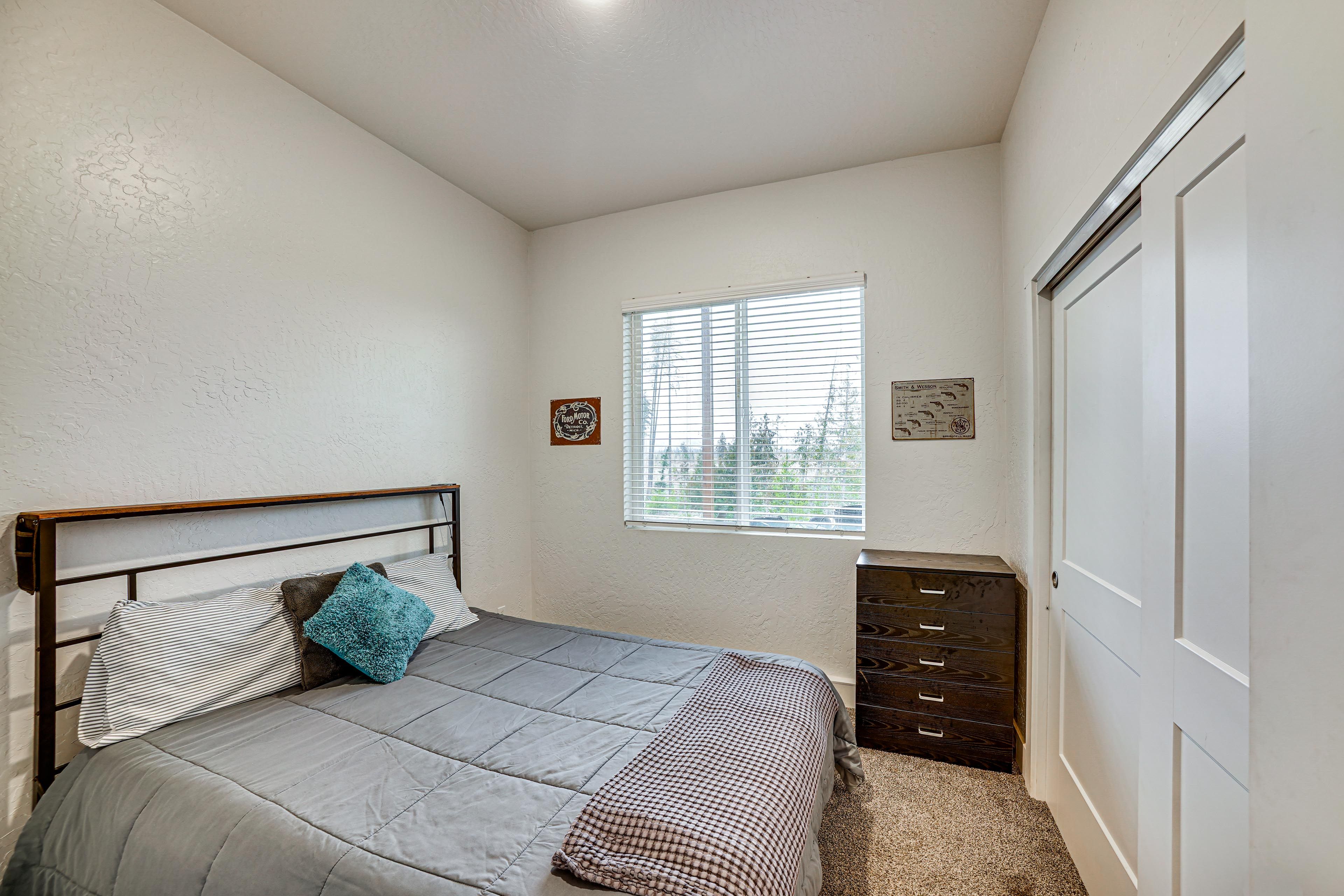 Bedroom 1 | Queen Bed | 1st Floor