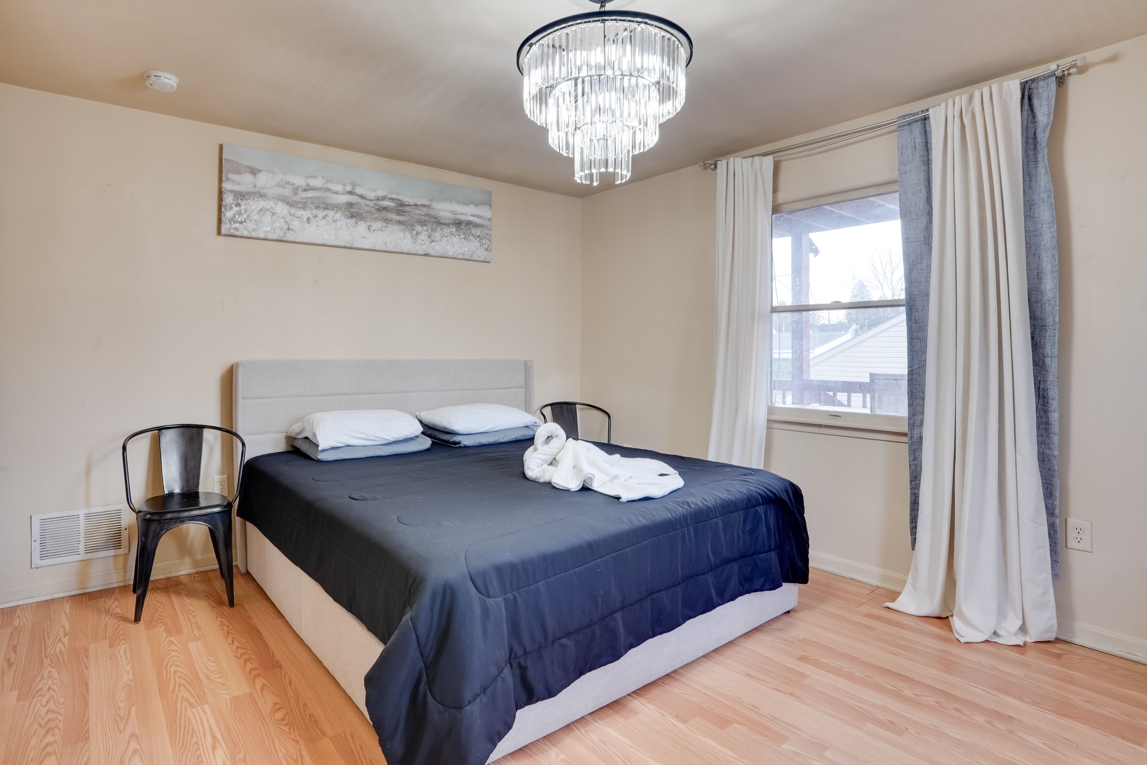 Bedroom 1 | King Bed