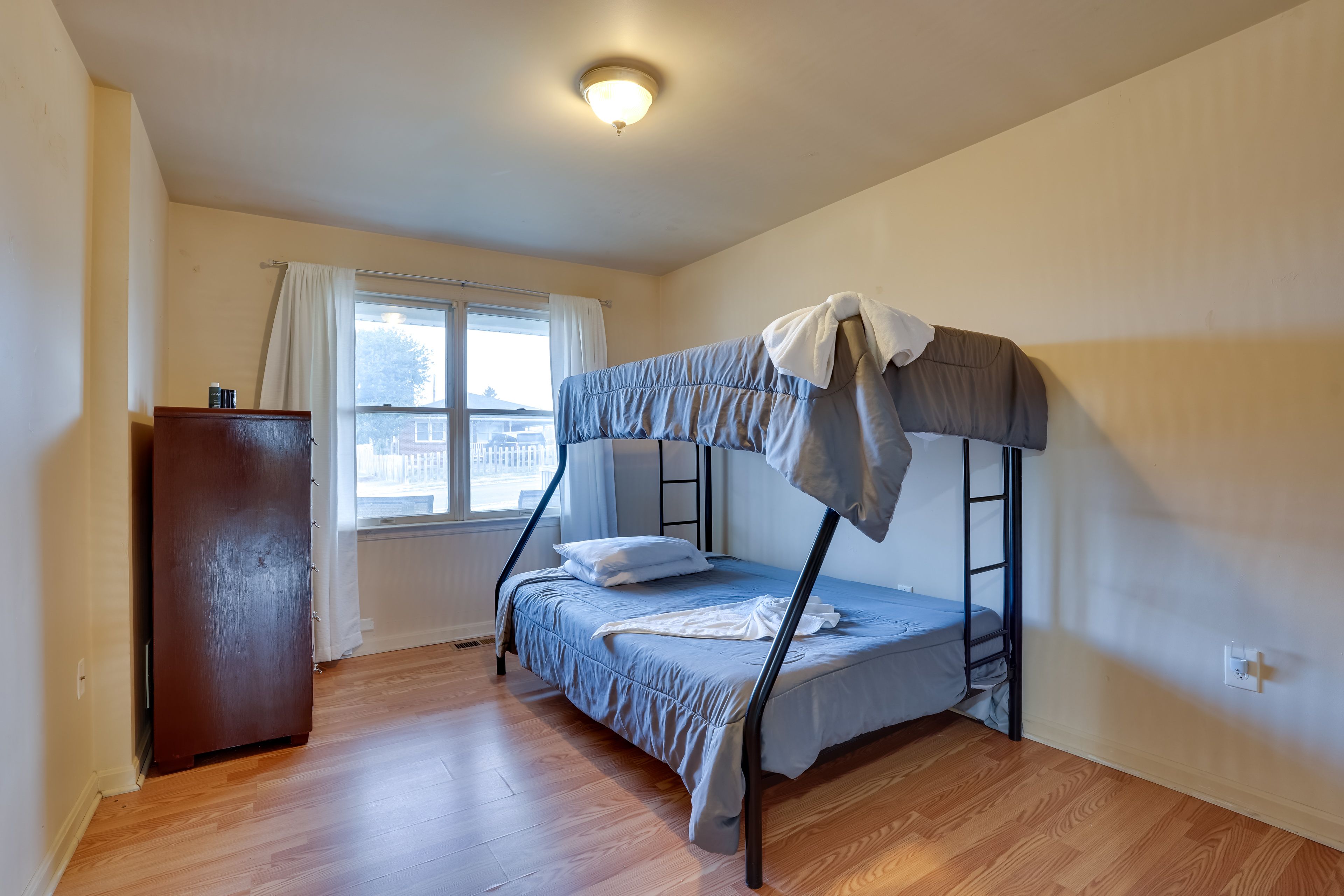 Bedroom 2 | Twin/Full Bunk Bed