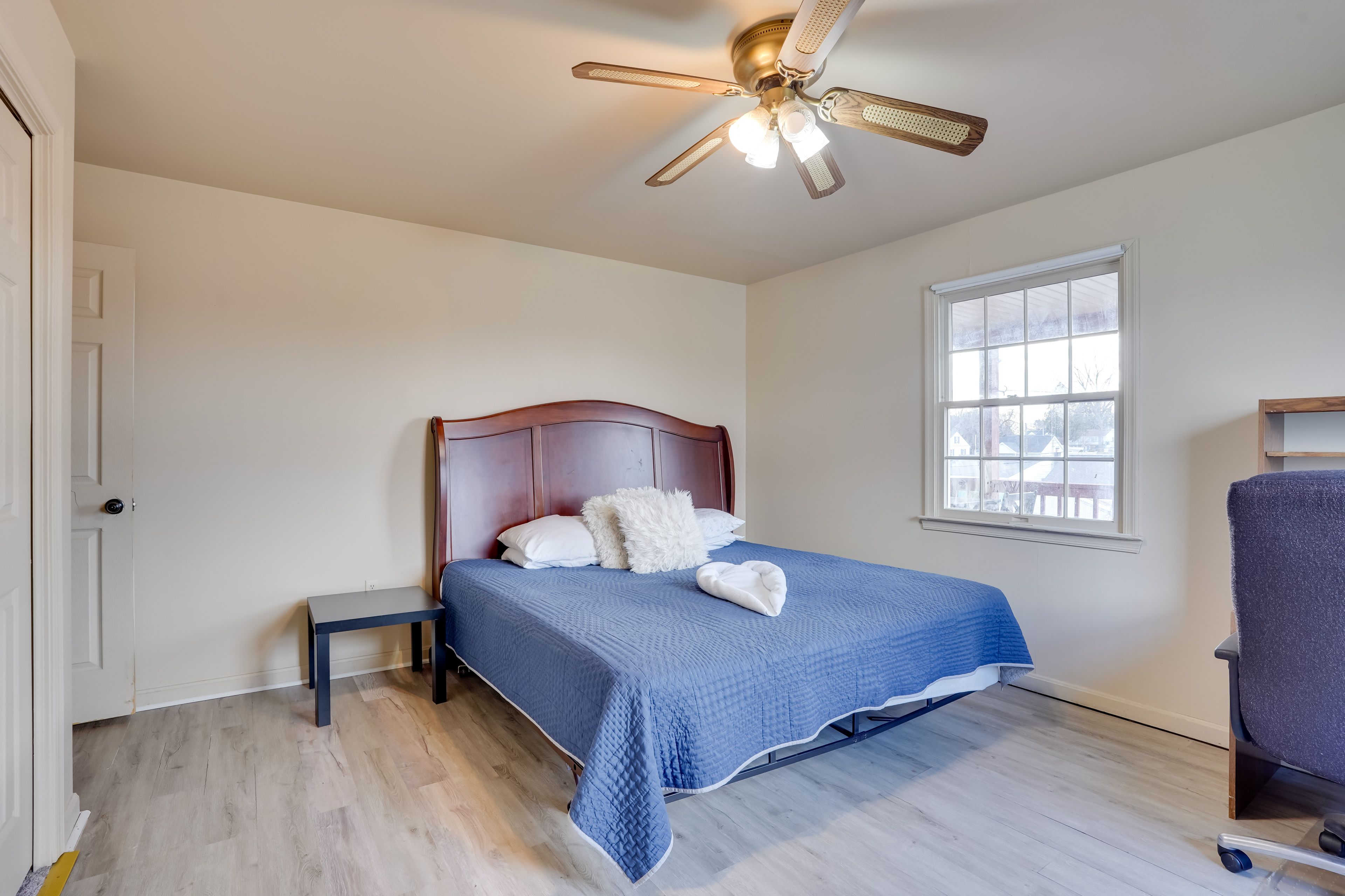 Bedroom 1 | King Bed | Desk