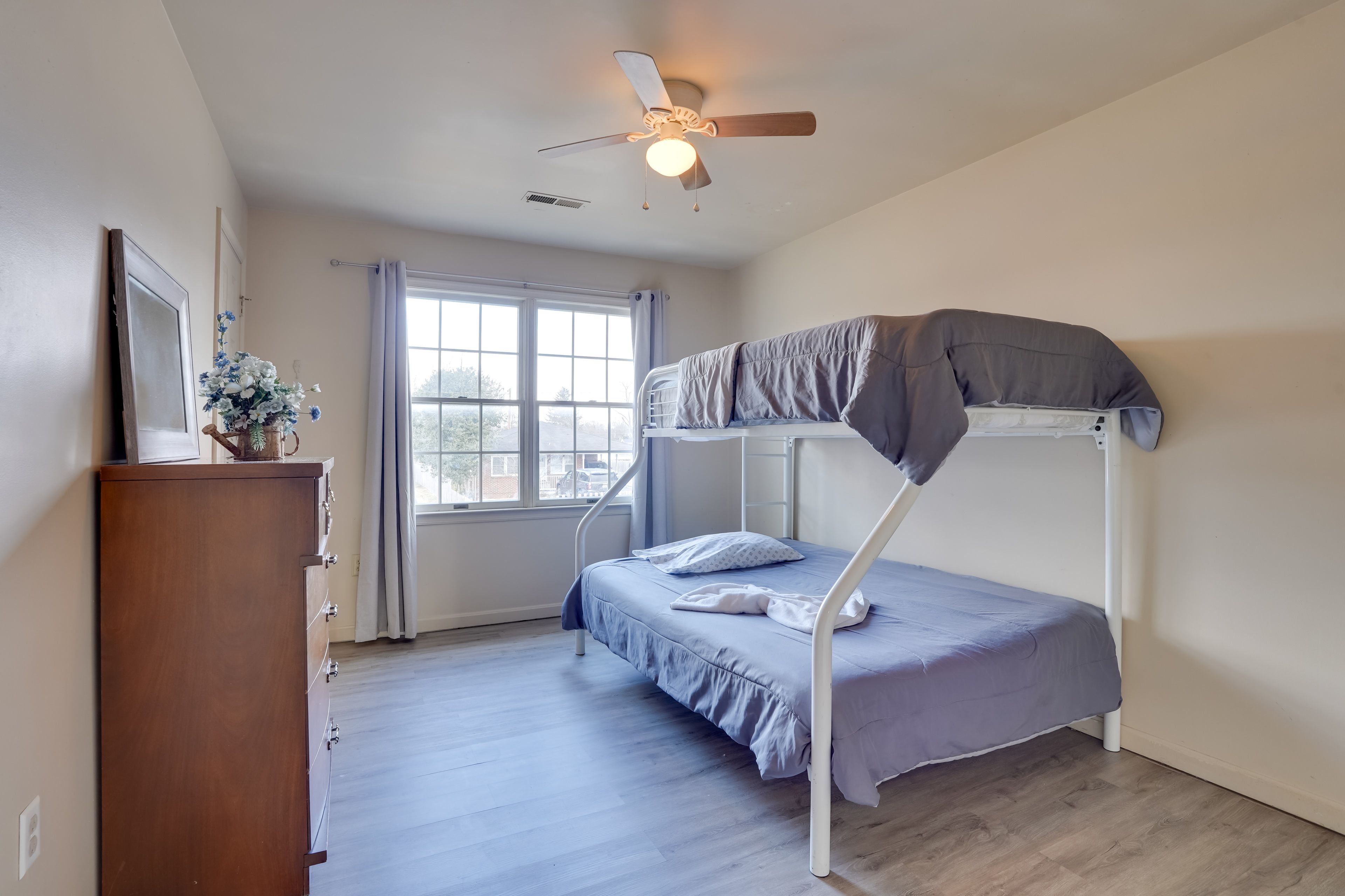 Bedroom 2 | Twin/Full Bunk Bed