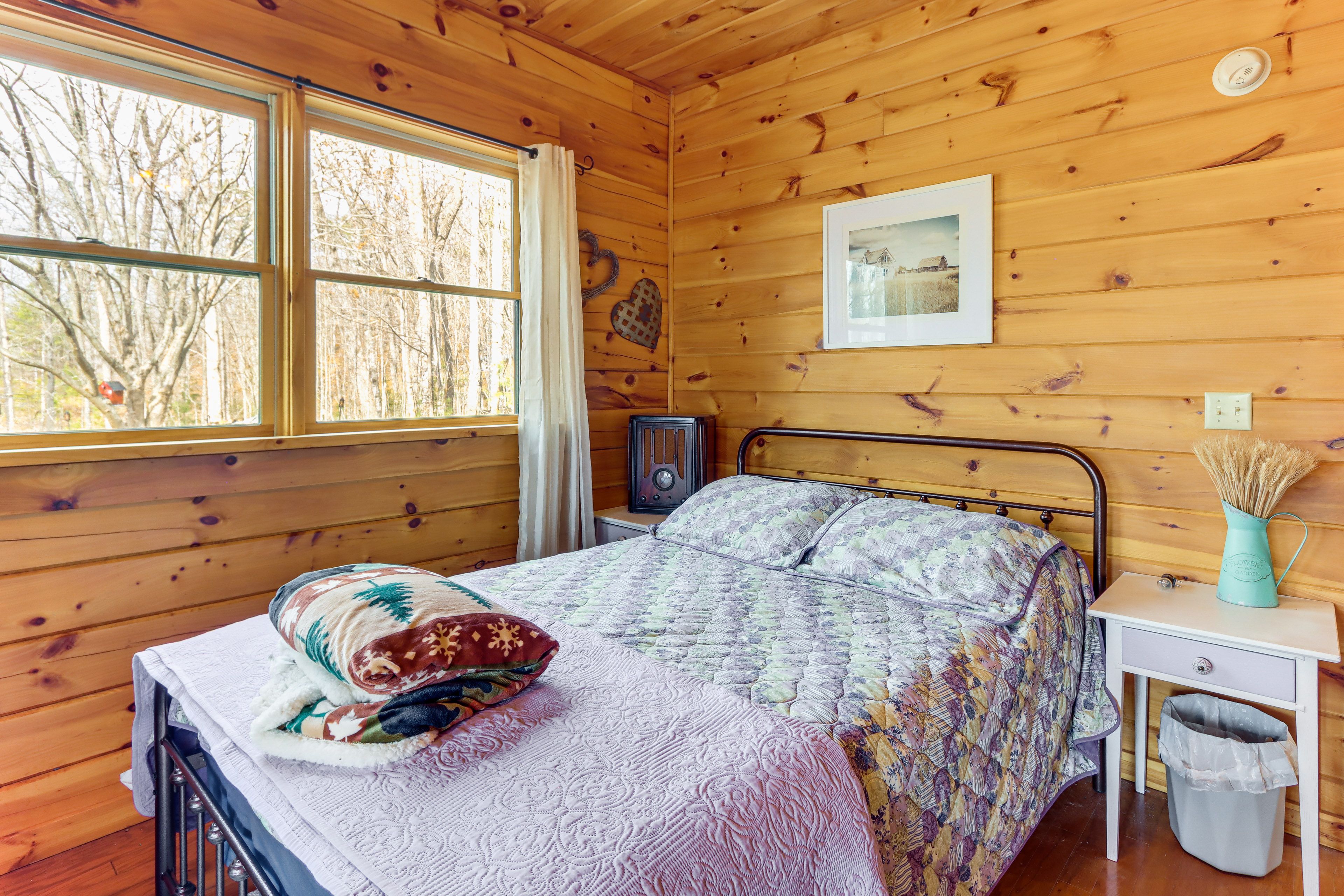 Bedroom 2 | Queen Bed | 1st Floor