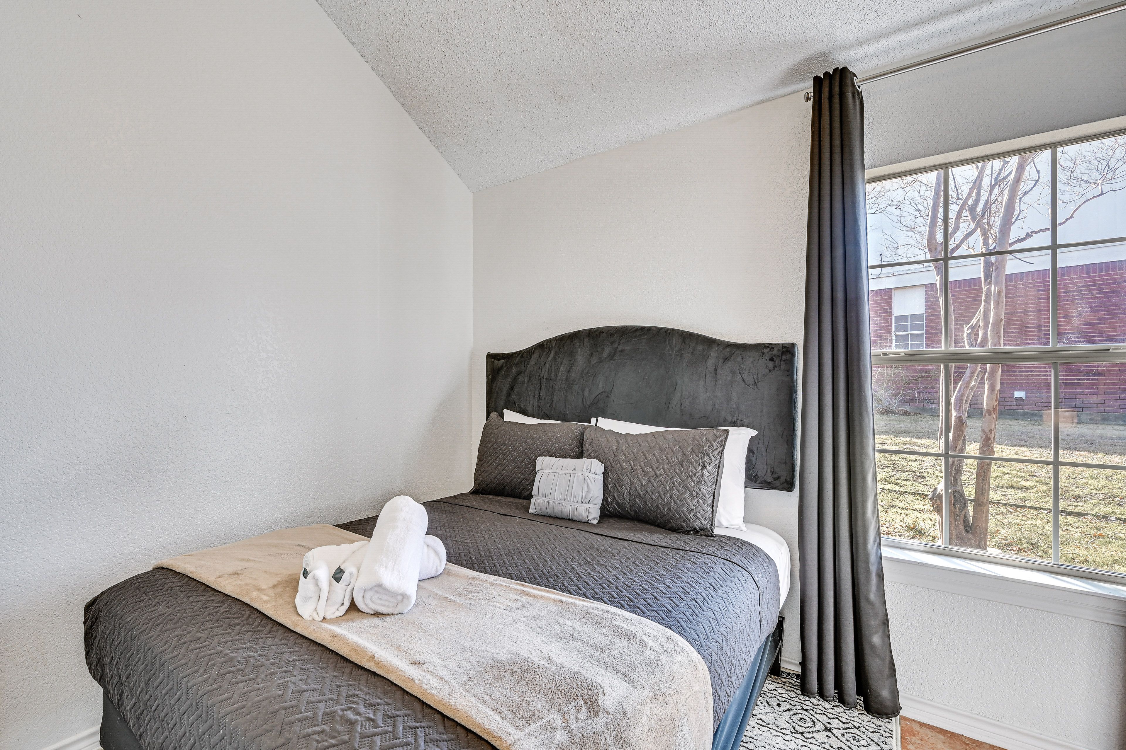 Bedroom 2 | Queen Bed