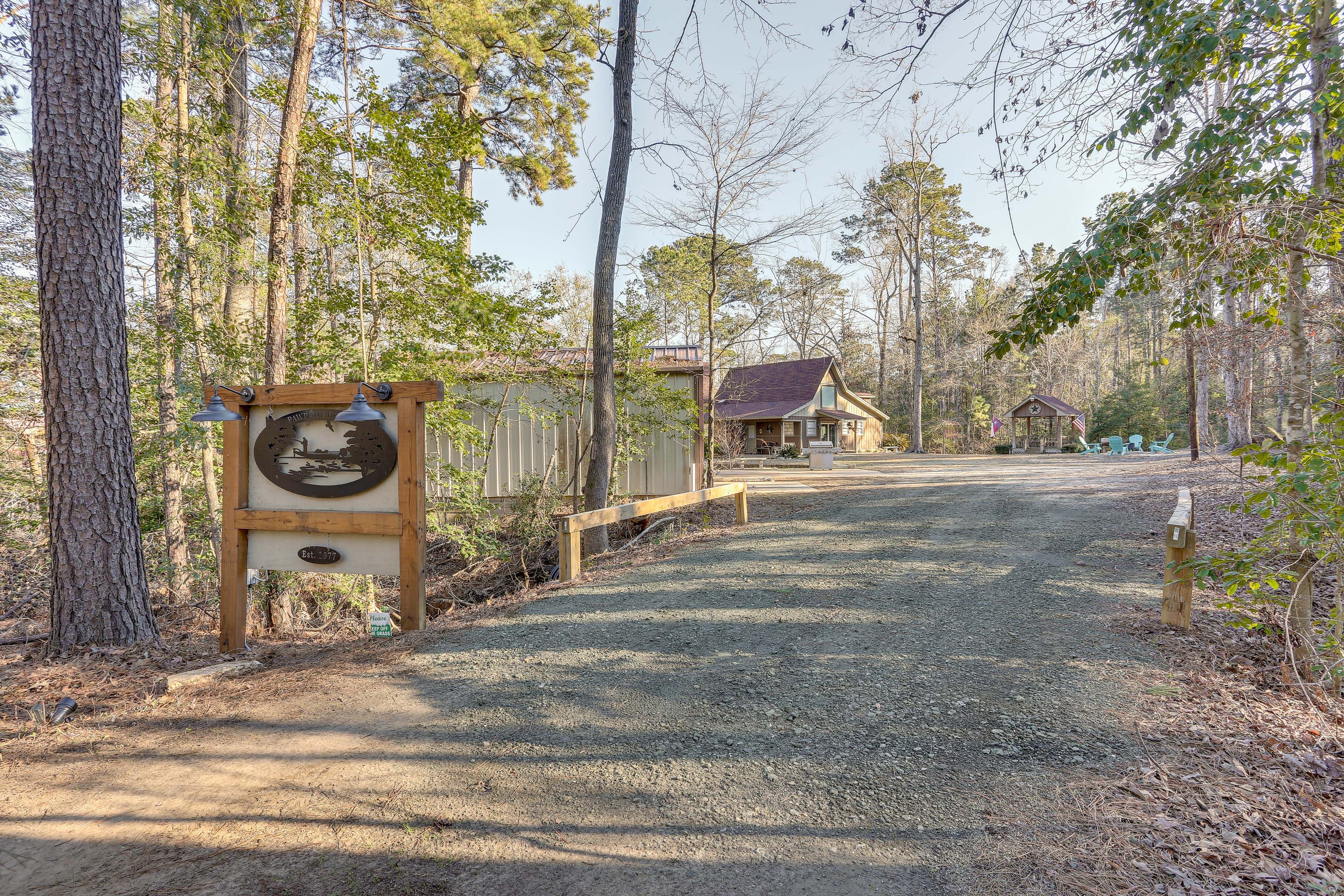 Parking | Garage (2 Vehicles) | Driveway (4 Vehicles or 2 Vehicles & 1 Boat)
