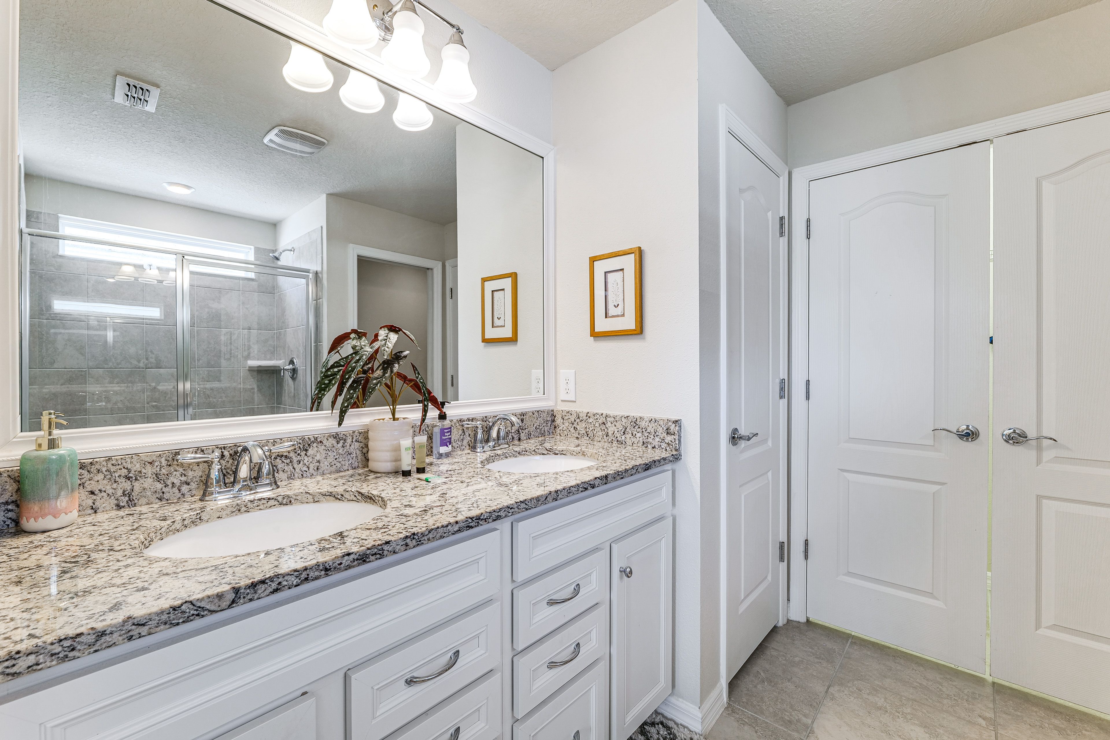 Full Bathroom | 2nd Floor