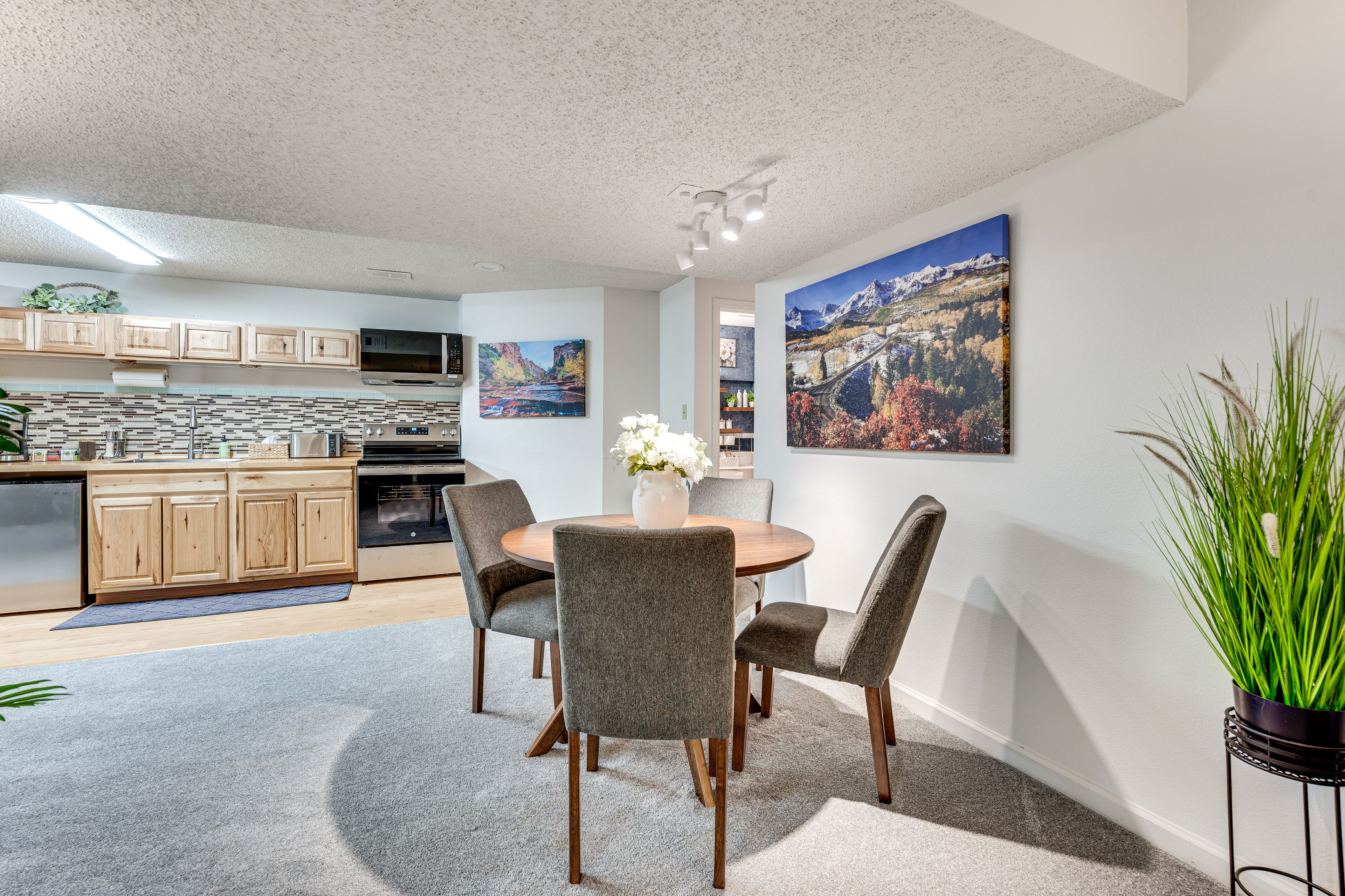 Kitchen/Dining Area | Dishware & Flatware Provided