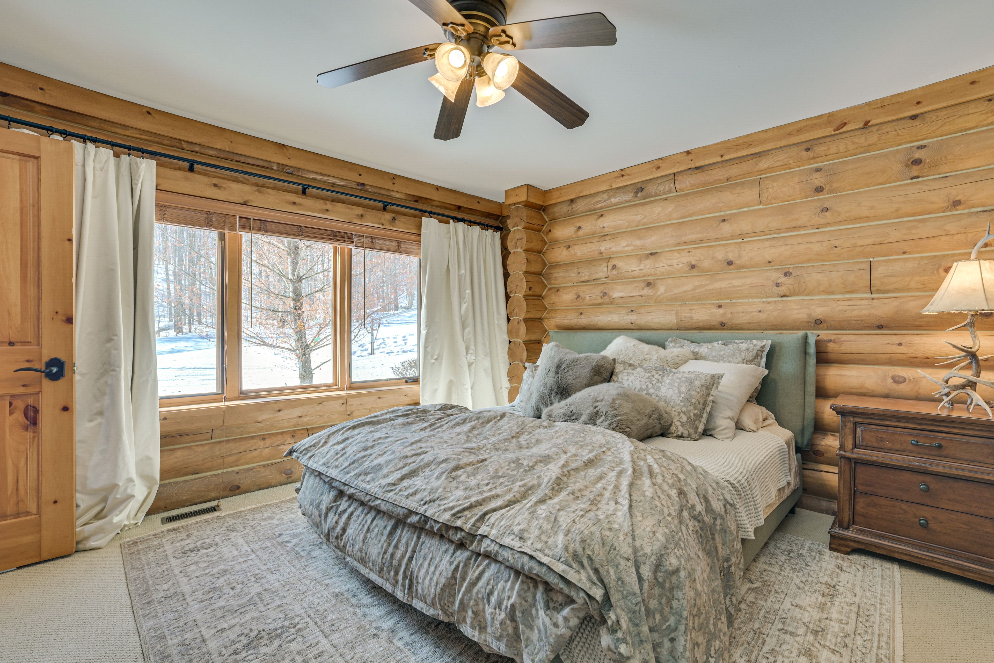 Bedroom 1 | King Bed | 1st Floor