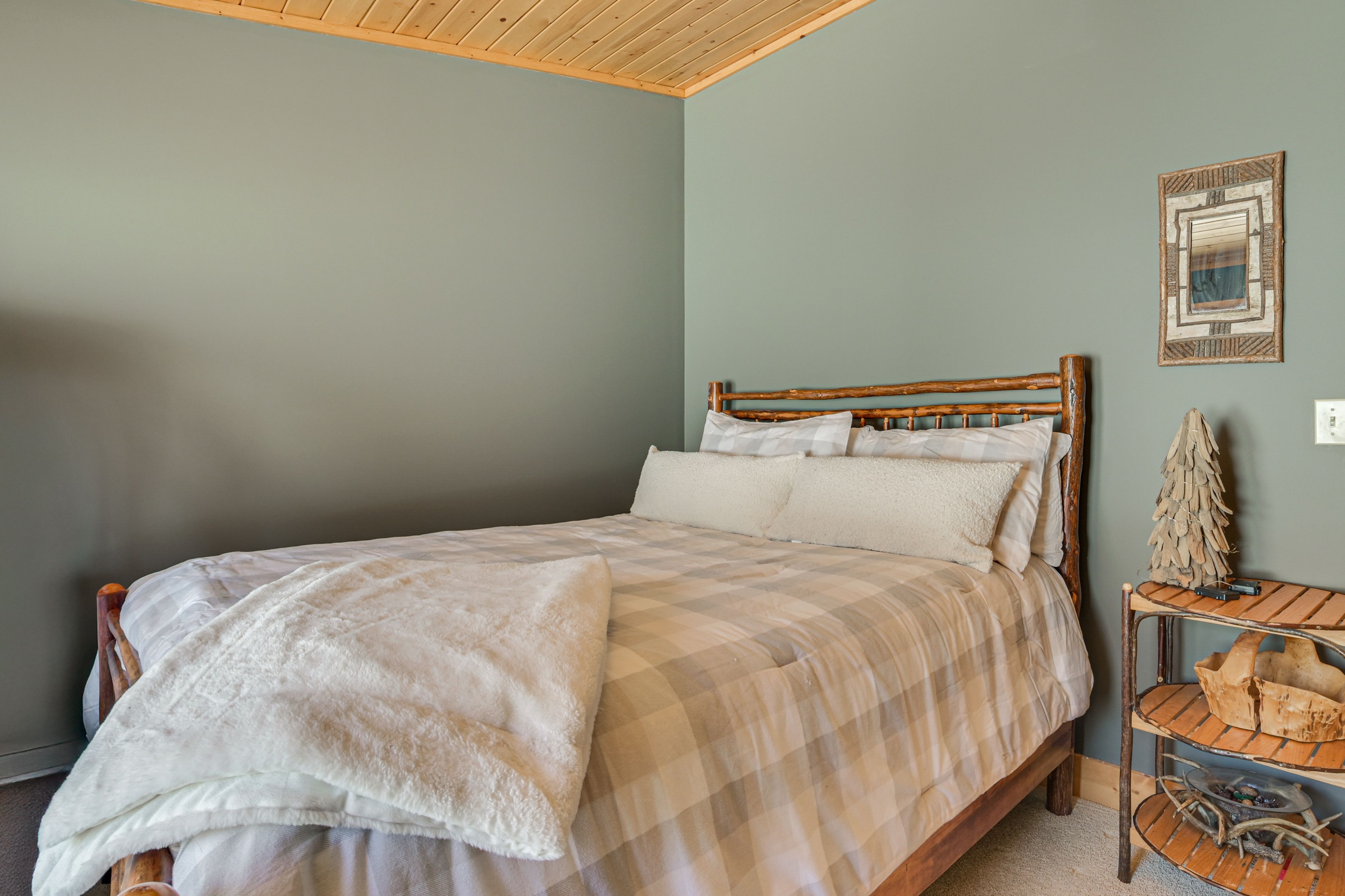 Bedroom 2 | Queen Bed | 2nd Floor