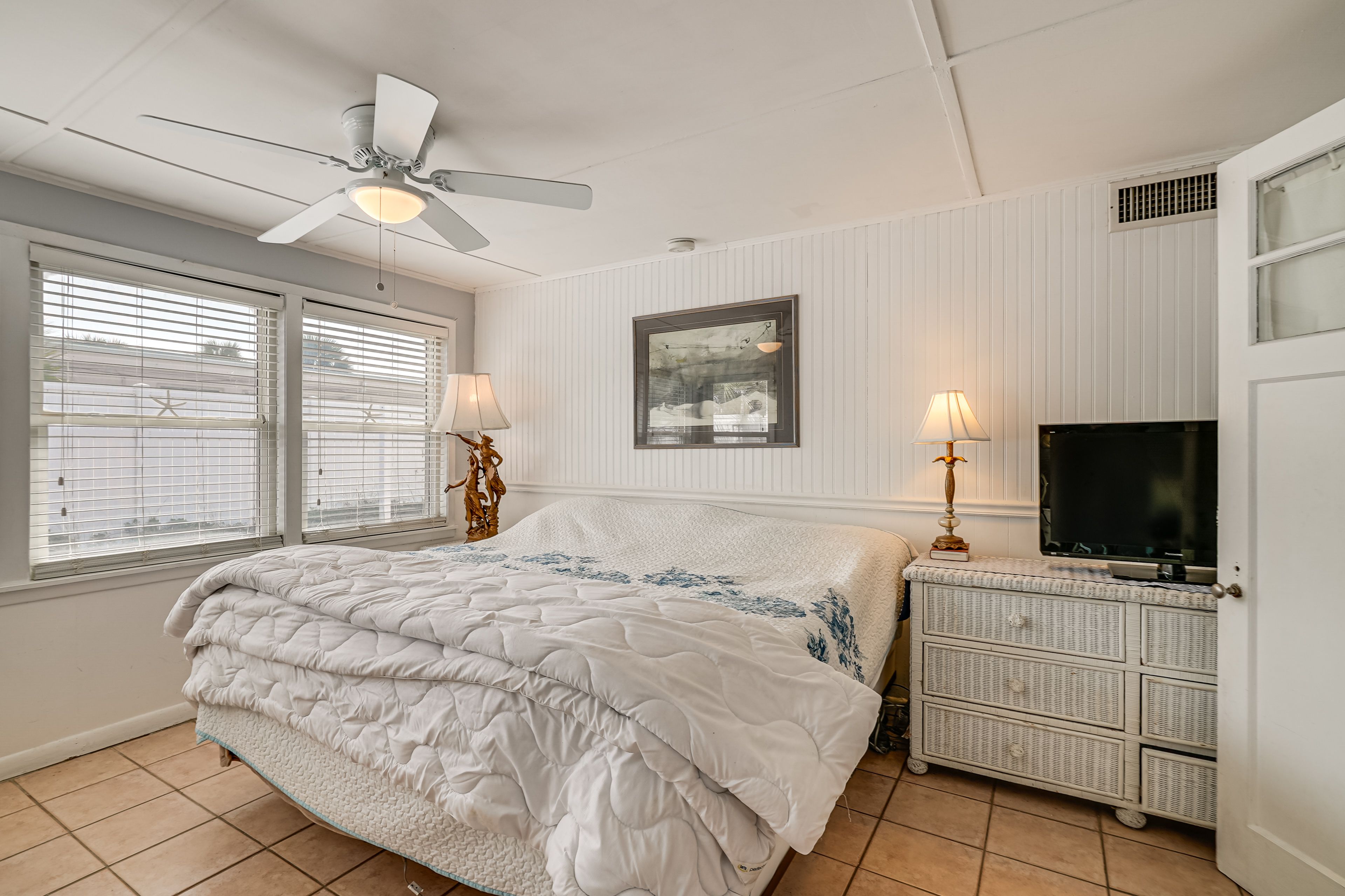 Bedroom 1 | King Bed