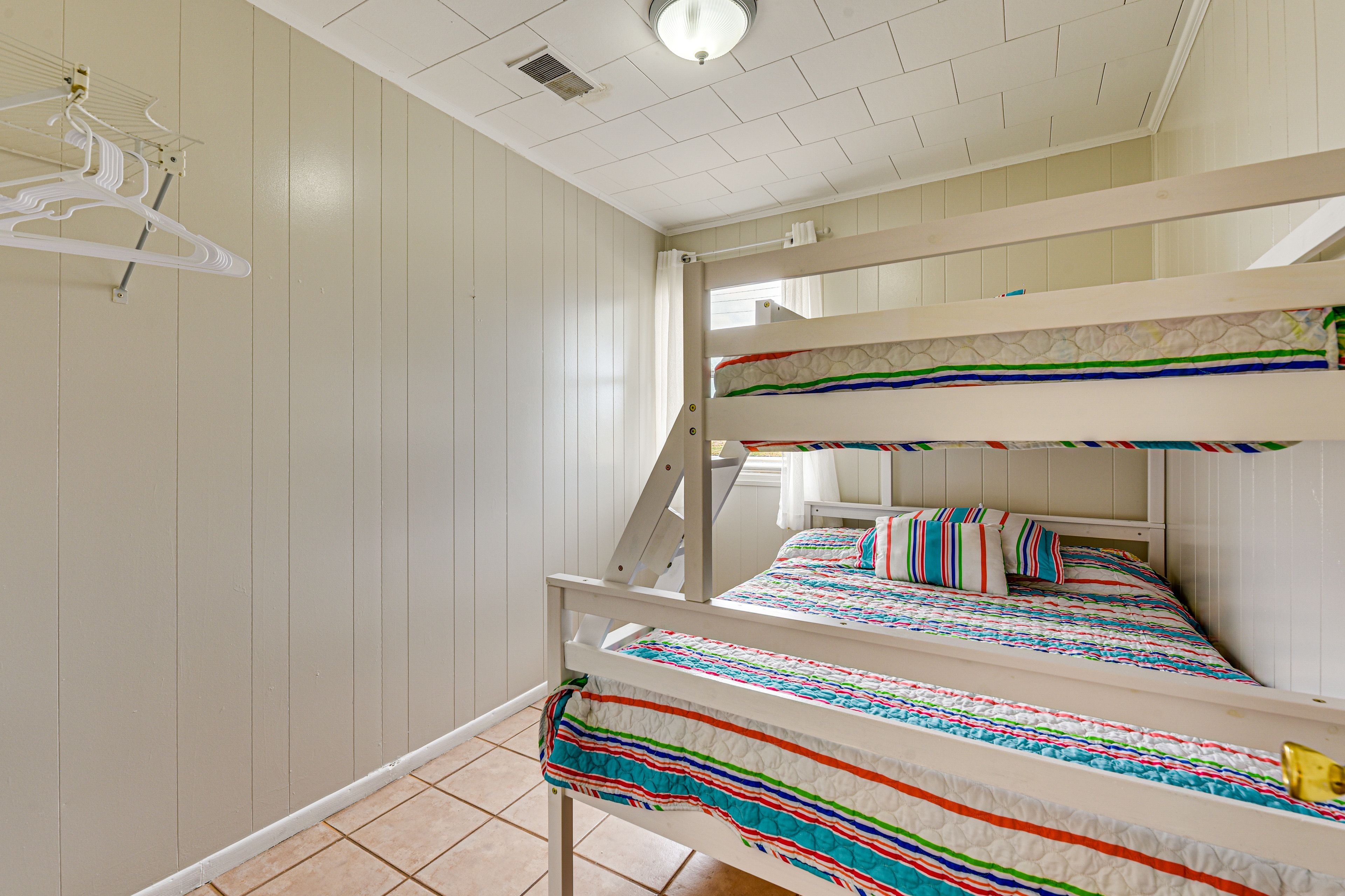 Bedroom 6 | Twin/Full Bunk Bed