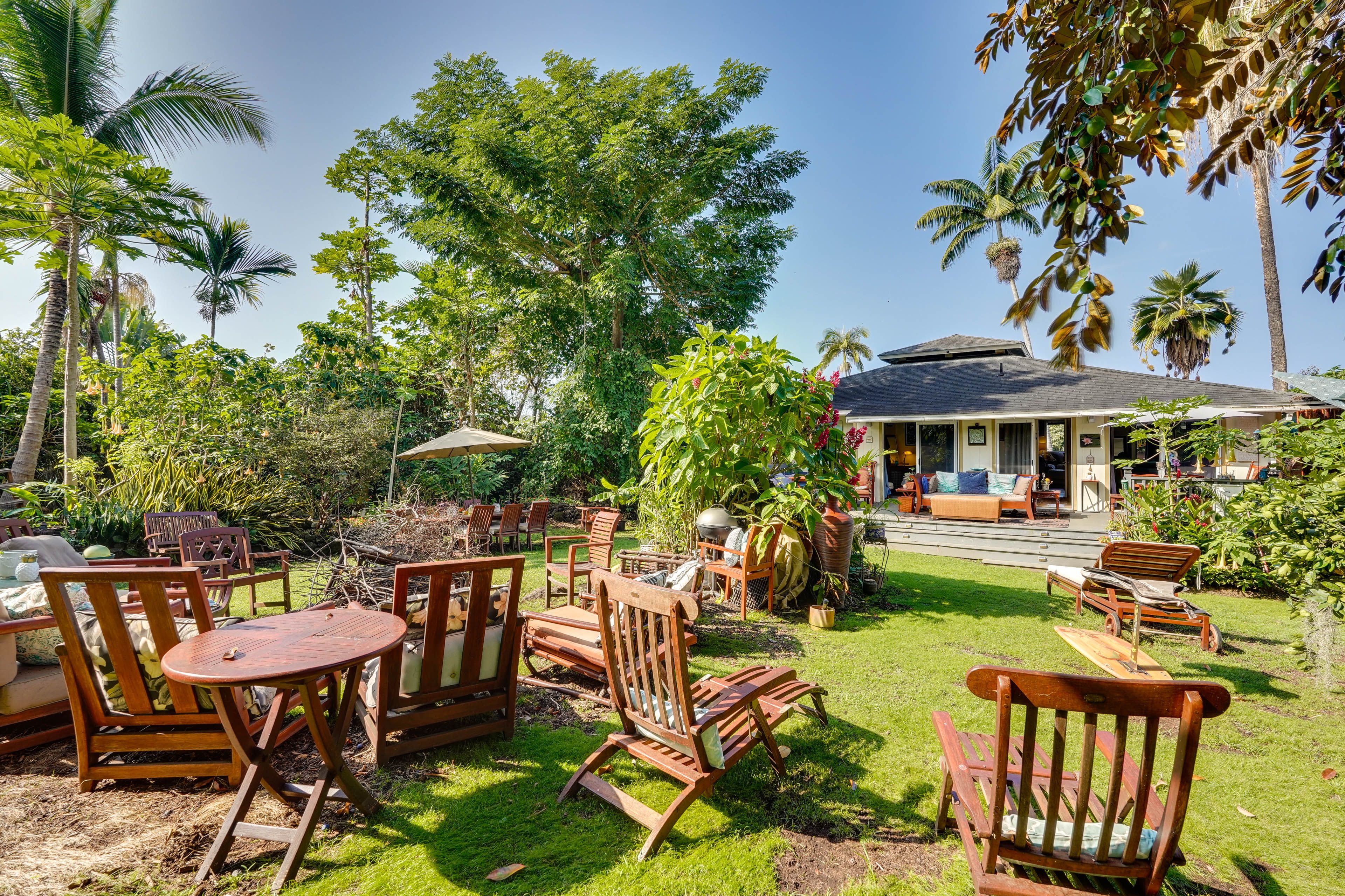 Property Exterior | Single-Level Home | Private Backyard