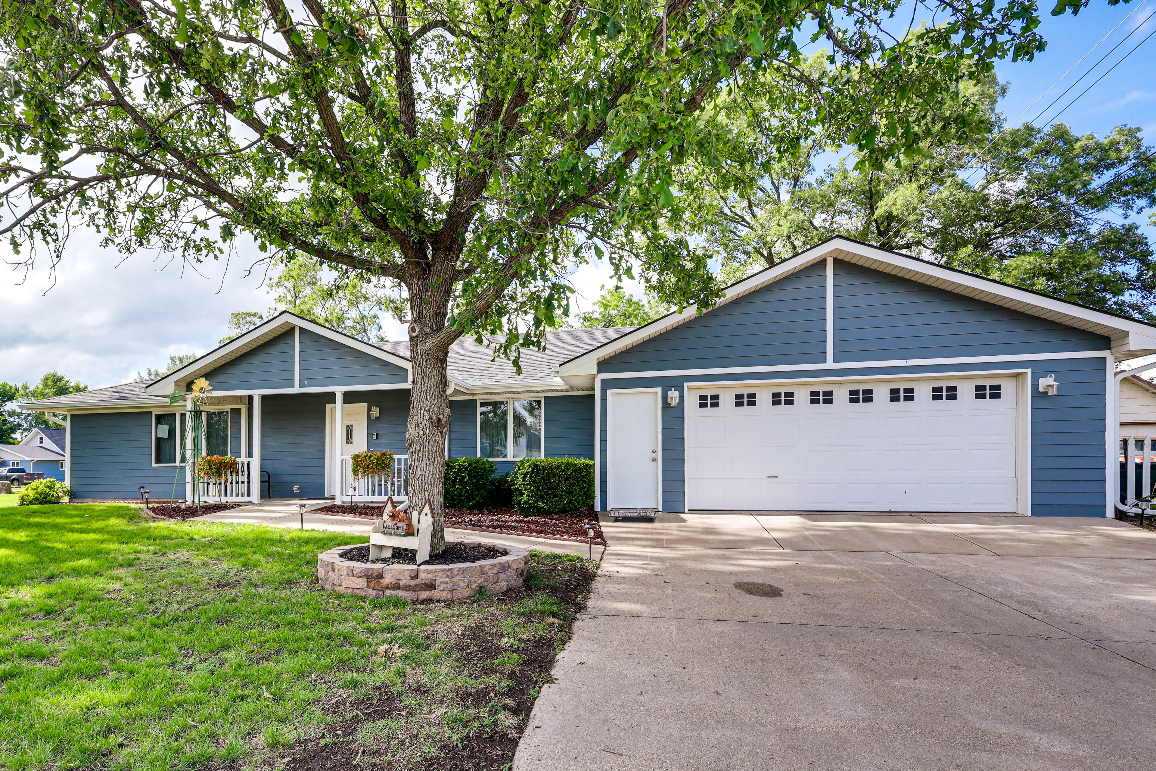 Exterior | Driveway (4 Vehicles)