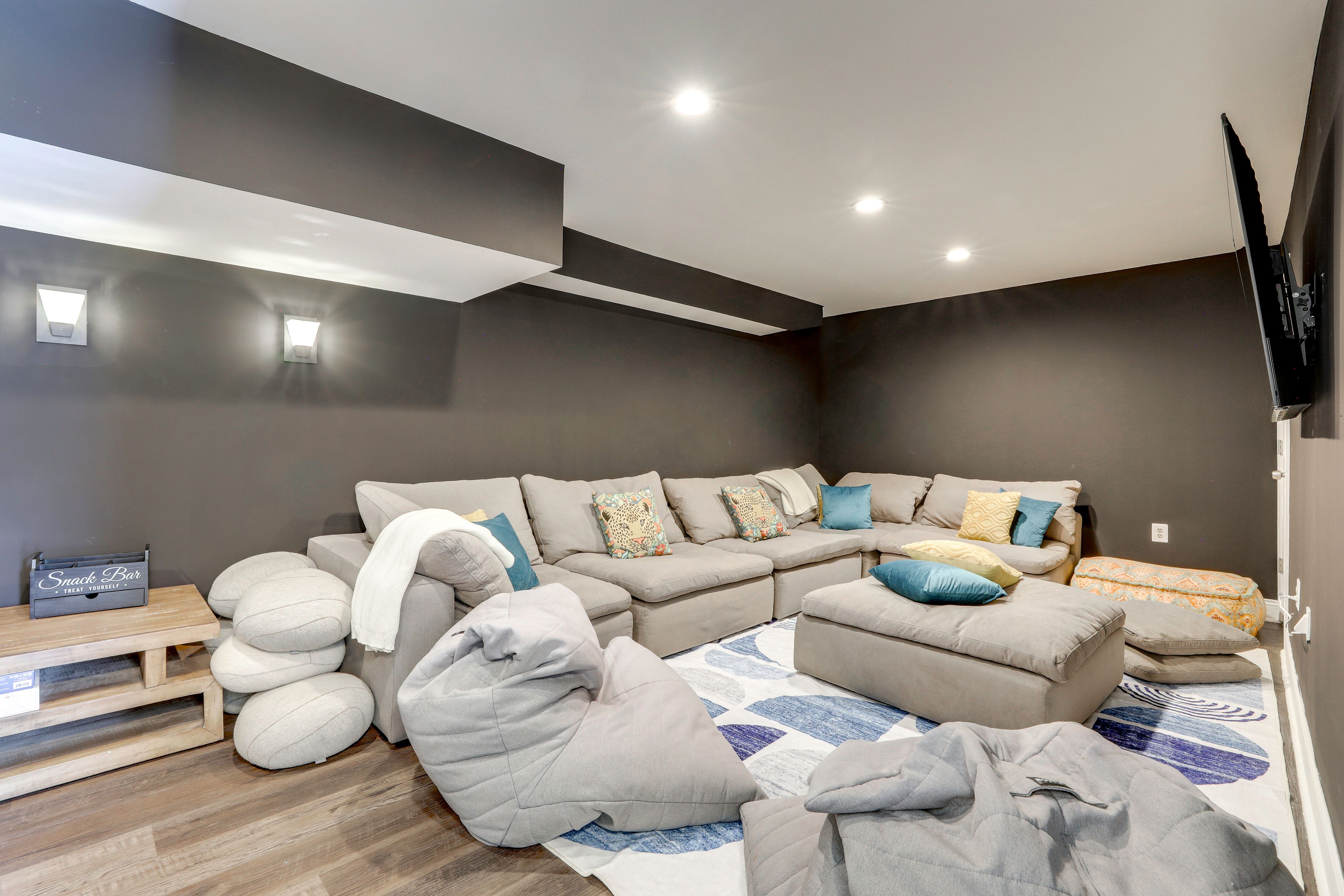 Lower-Floor Lounge | Smart TV