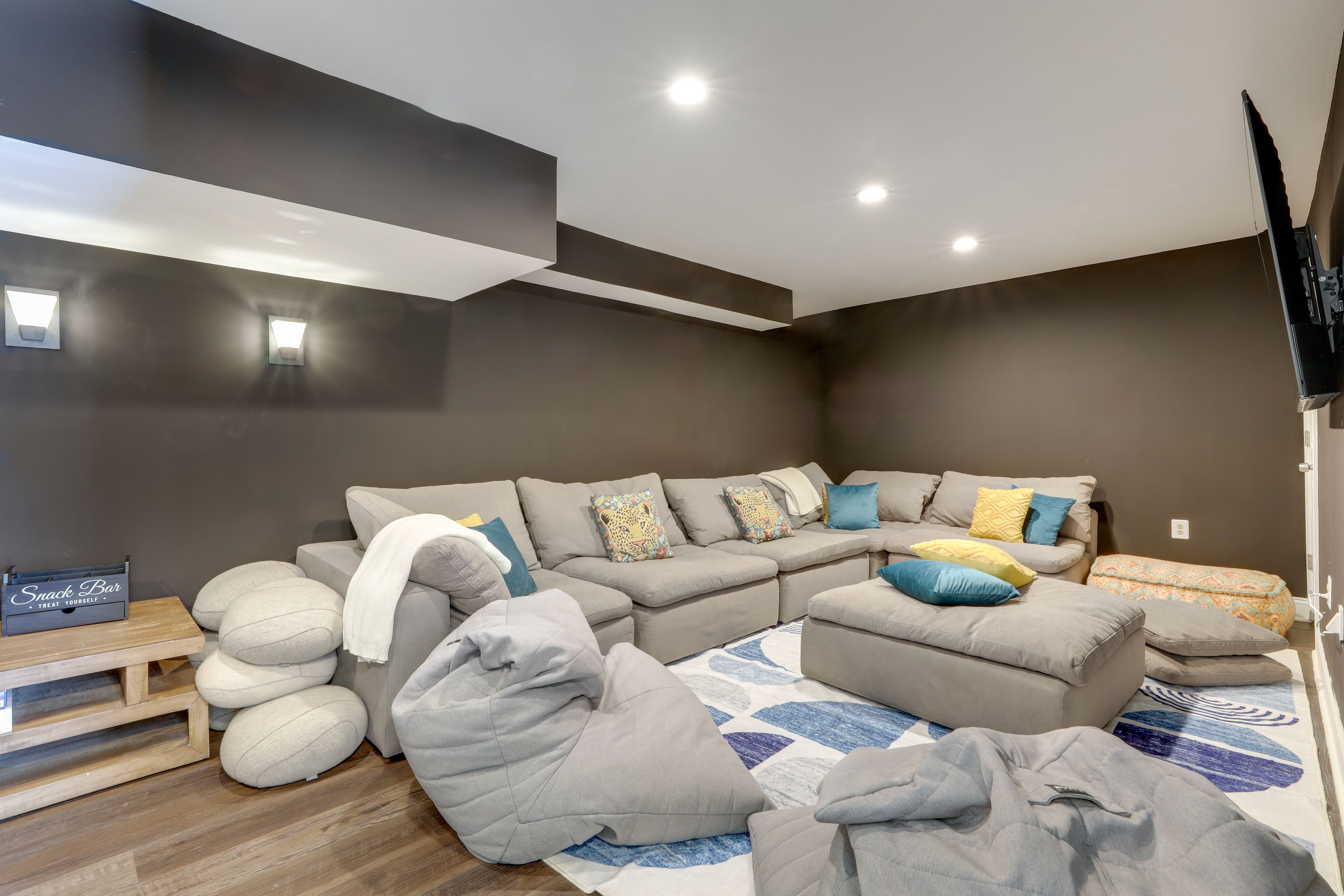 Lower-Floor Lounge | Smart TV