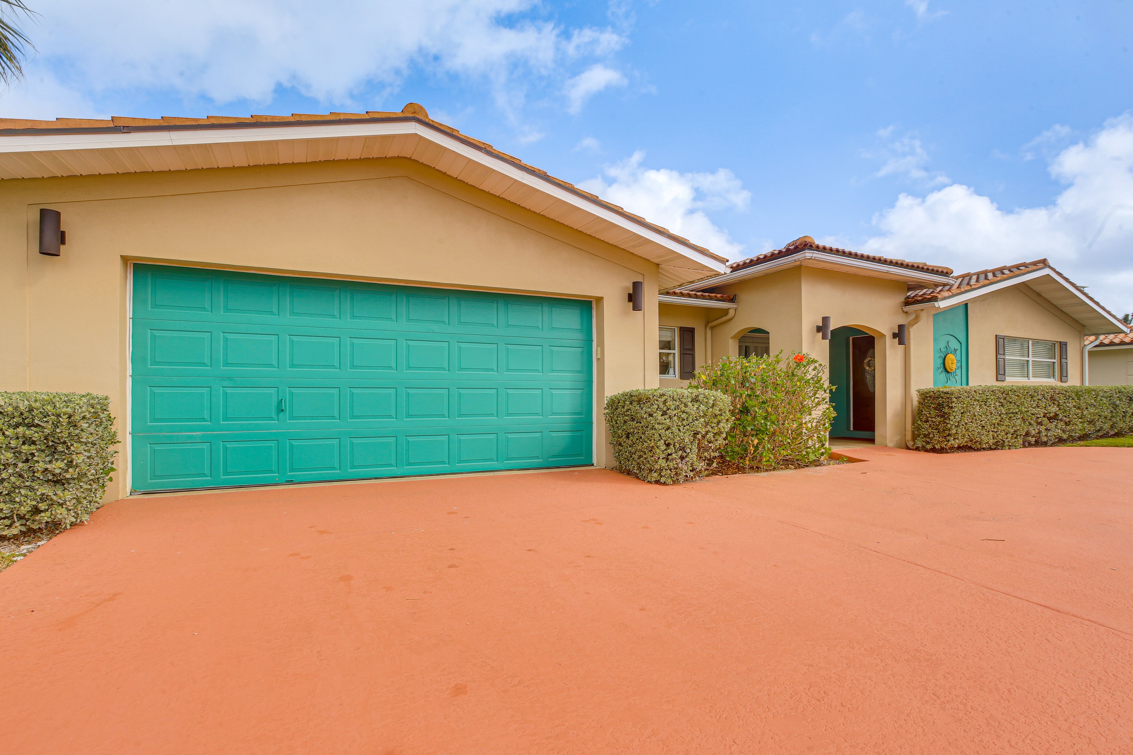 Circular Driveway Parking (6-7 Vehicles)