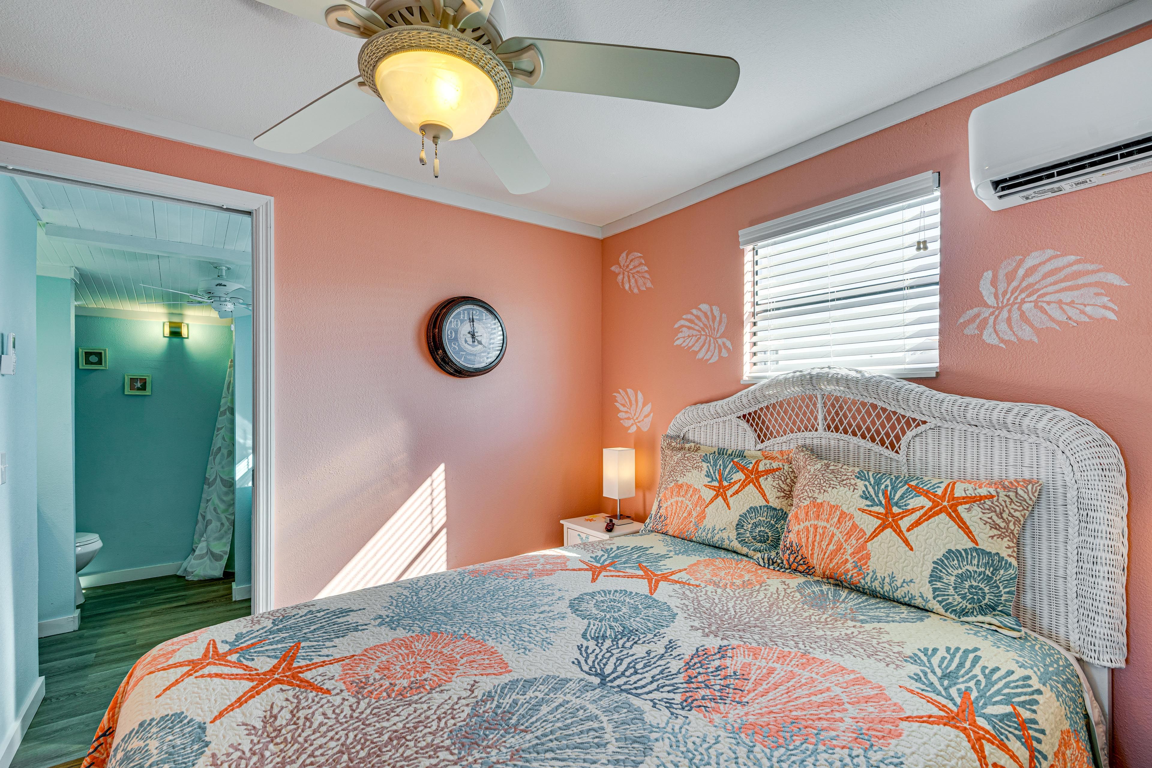 Bedroom 1 | Queen Bed