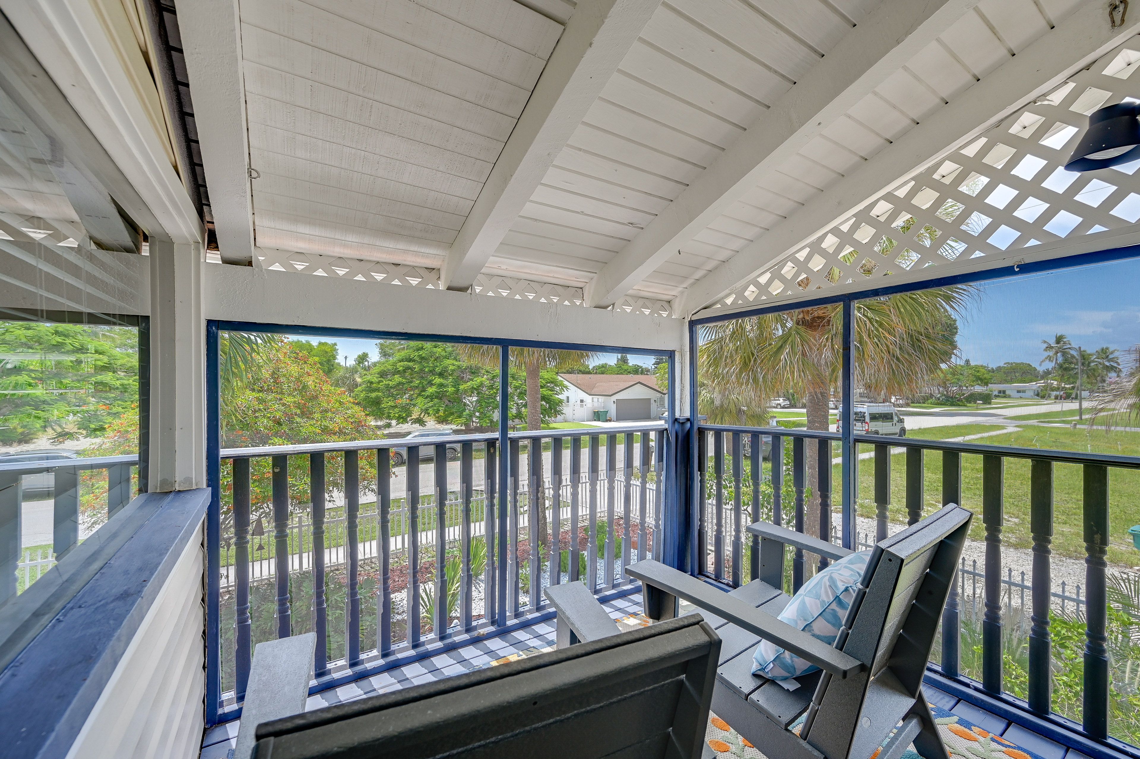 Screened-In Porch | Upper Level
