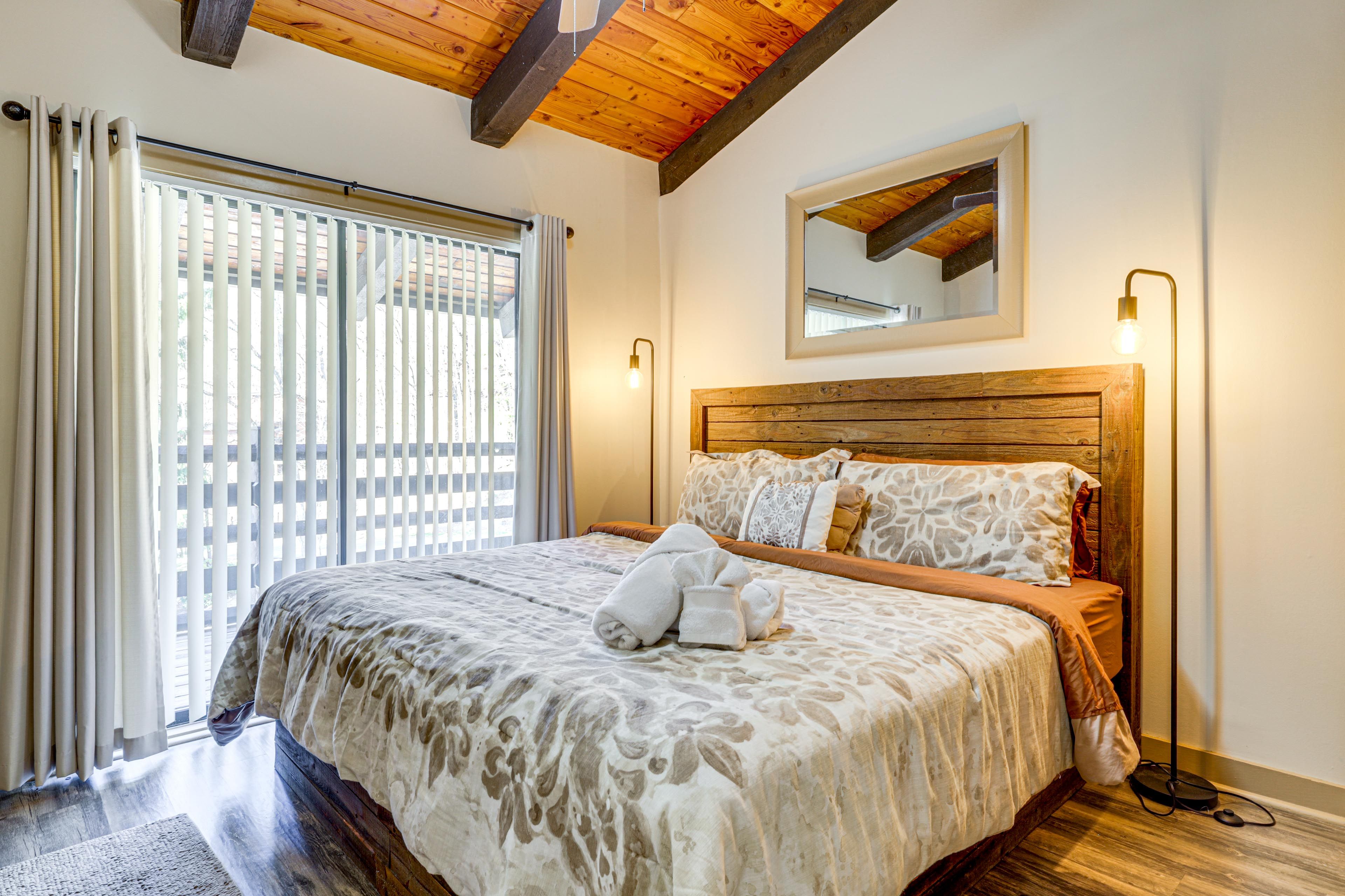 Bedroom | King Bed | 1st Floor