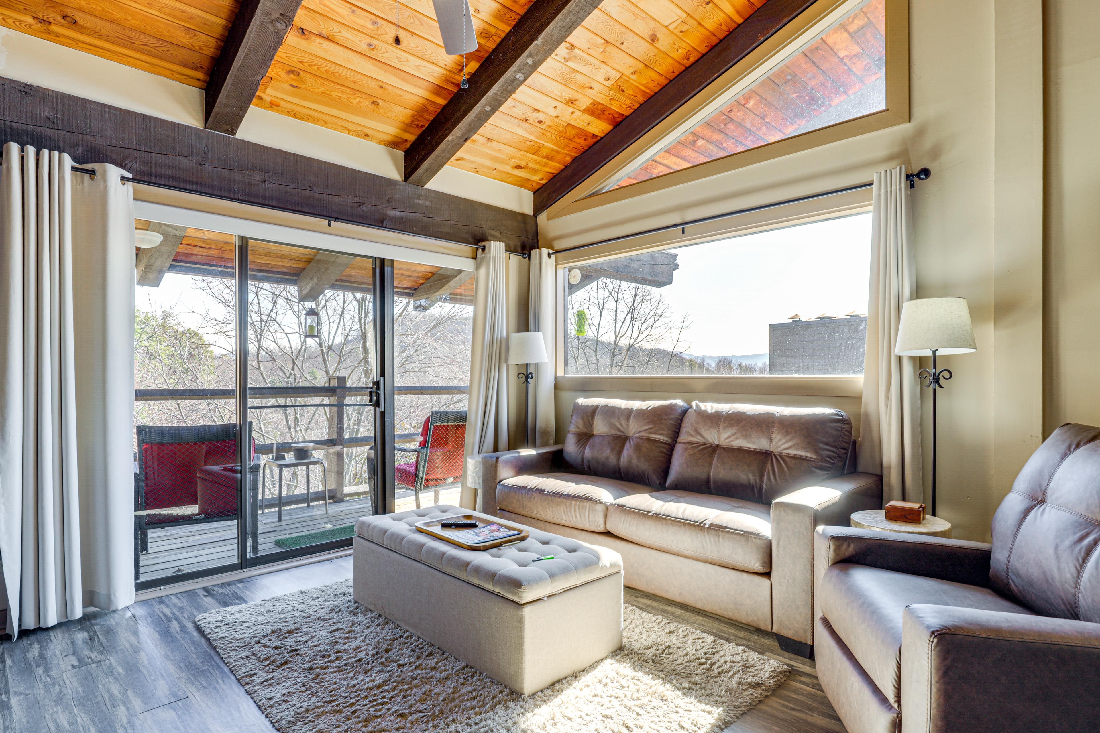 Sevierville Vacation Rental | 1BR | 1BA | 831 Sq Ft | Stairs to Enter