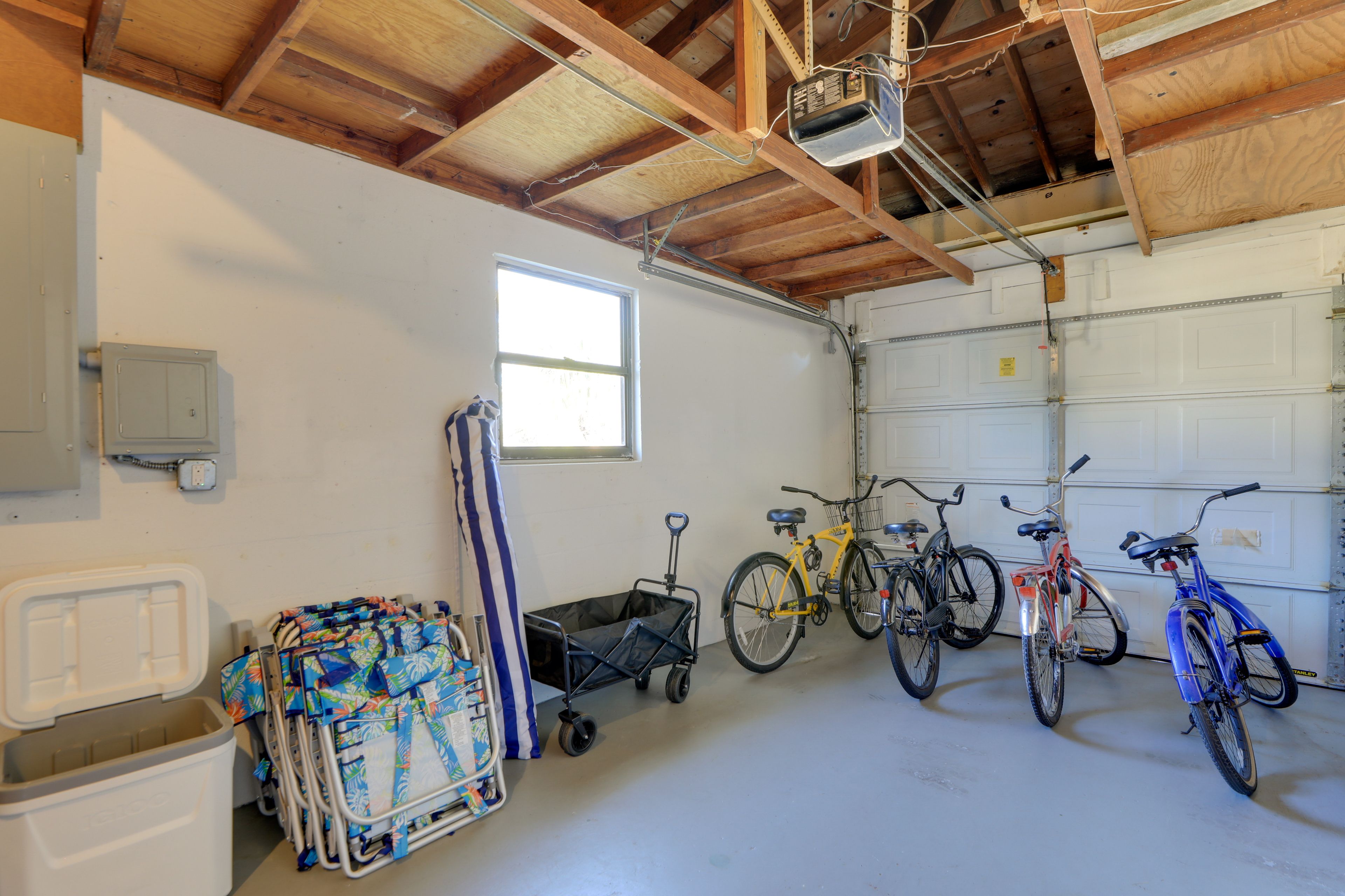 Garage | 4 Bicycles | Exercise Bicycle | Beach Gear Provided