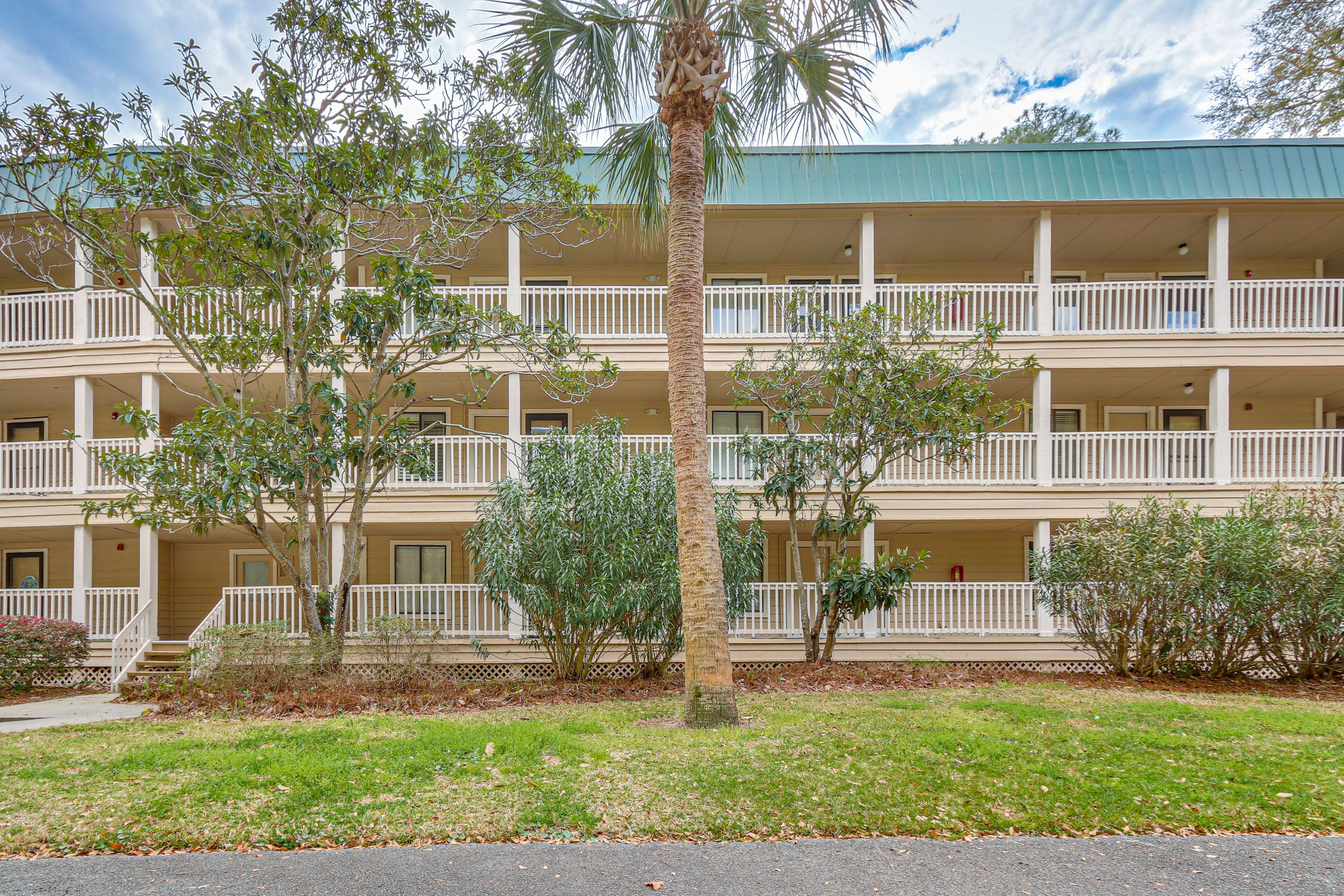 Community Parking w/ Fee