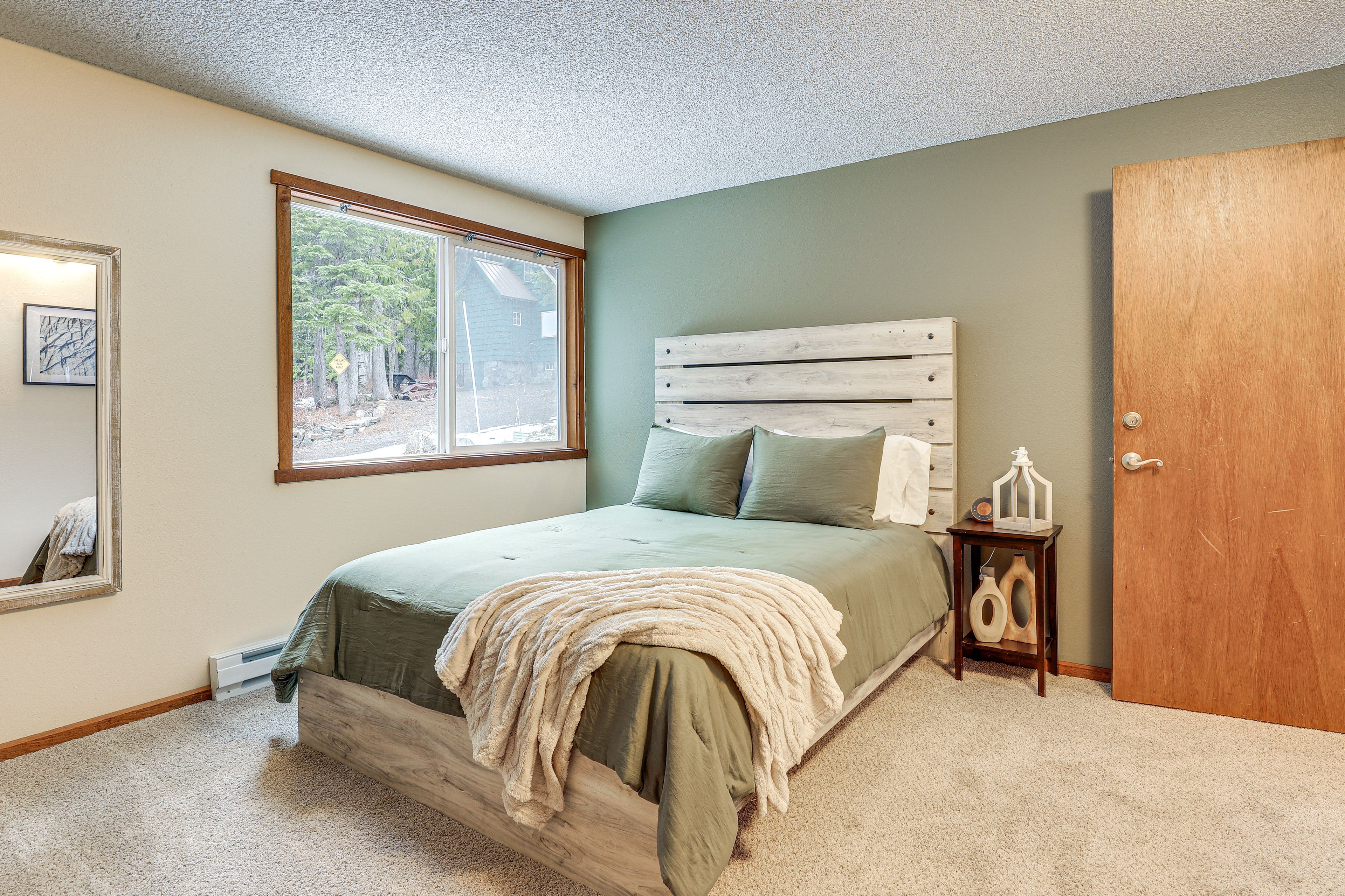 Bedroom 1 | Queen Bed | 1st Floor