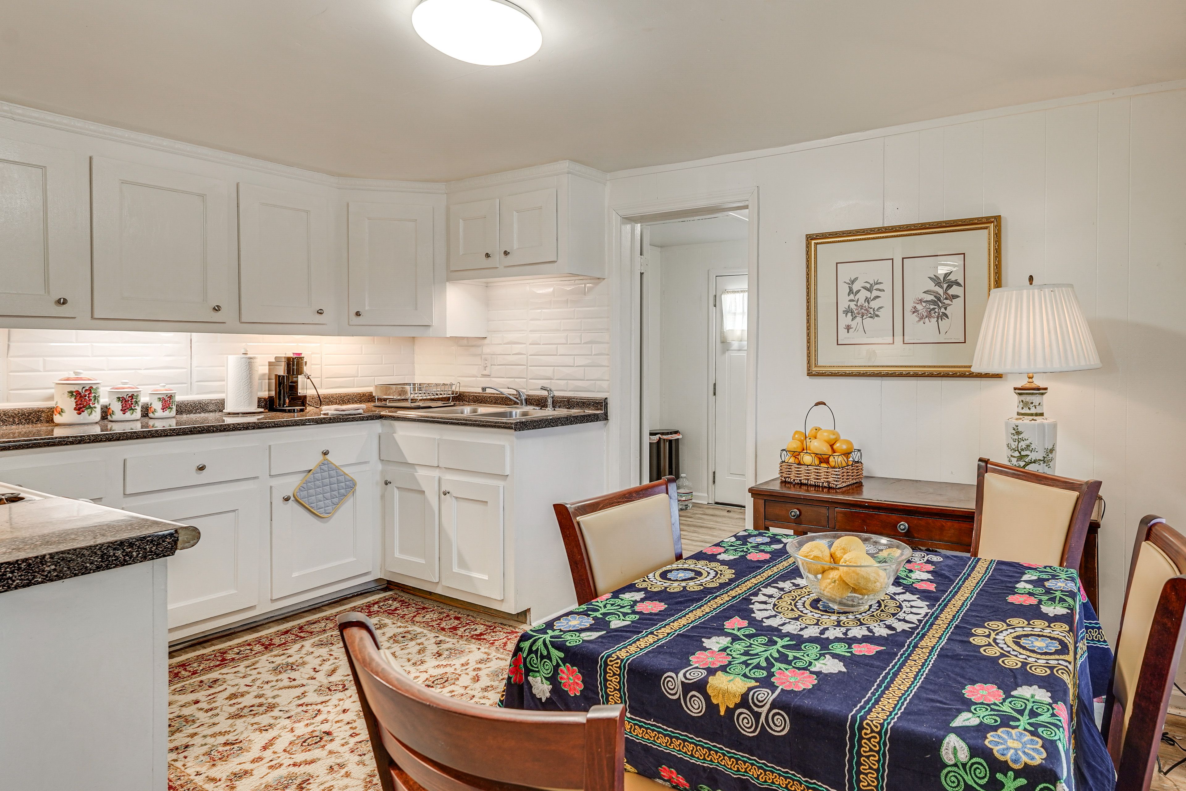 Kitchen & Dining Area
