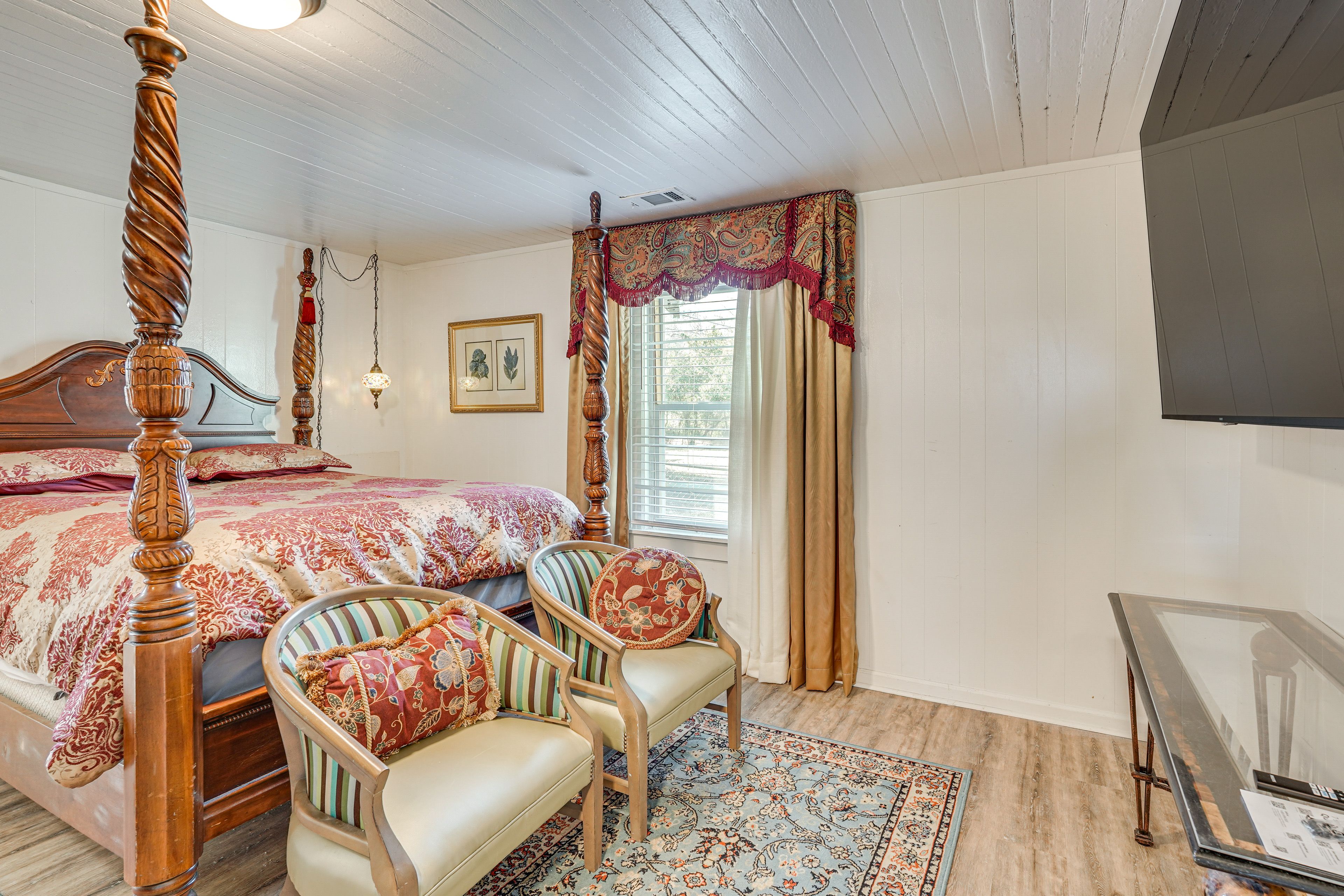 Bedroom 1 | Queen Bed