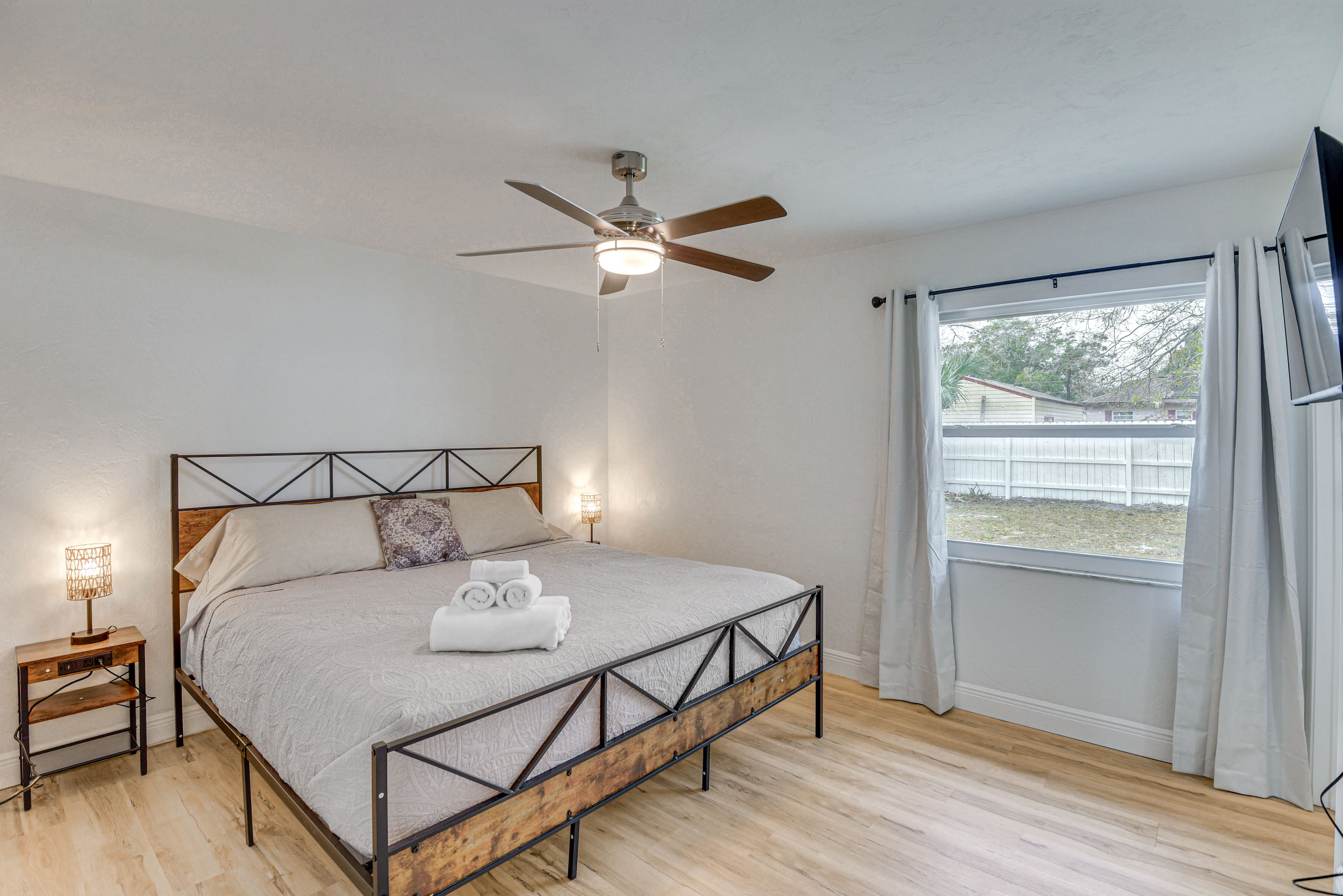 Bedroom 1 | King Bed