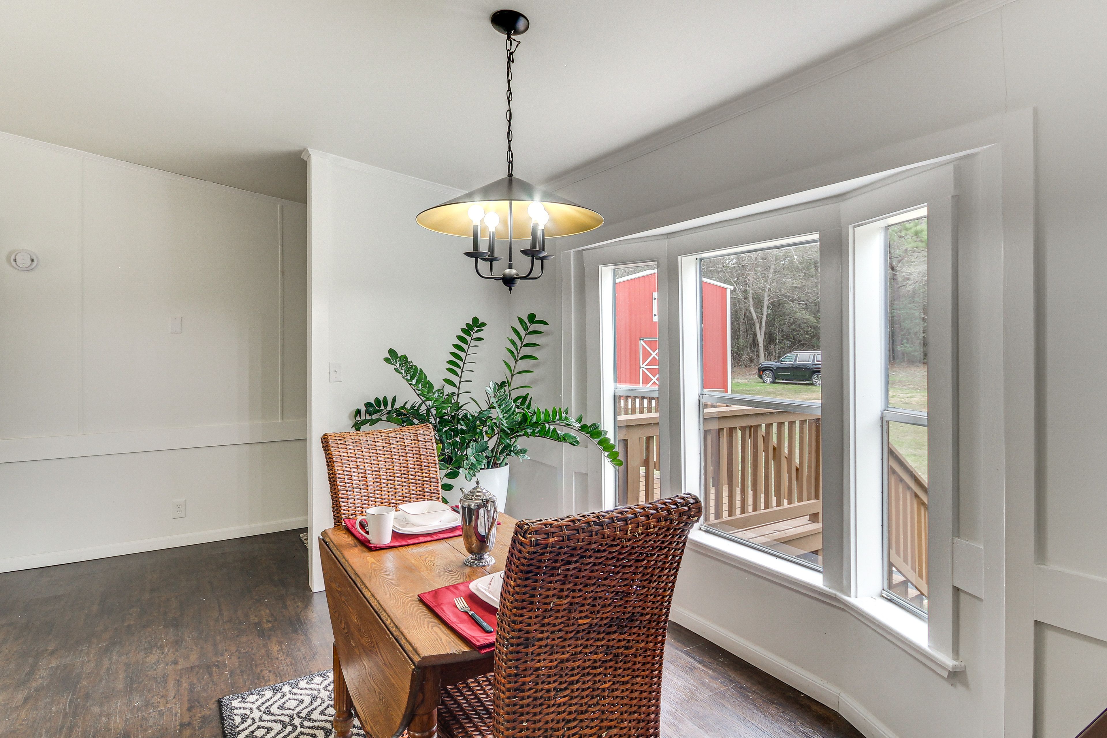 Dining Area | Dishes & Flatware Provided