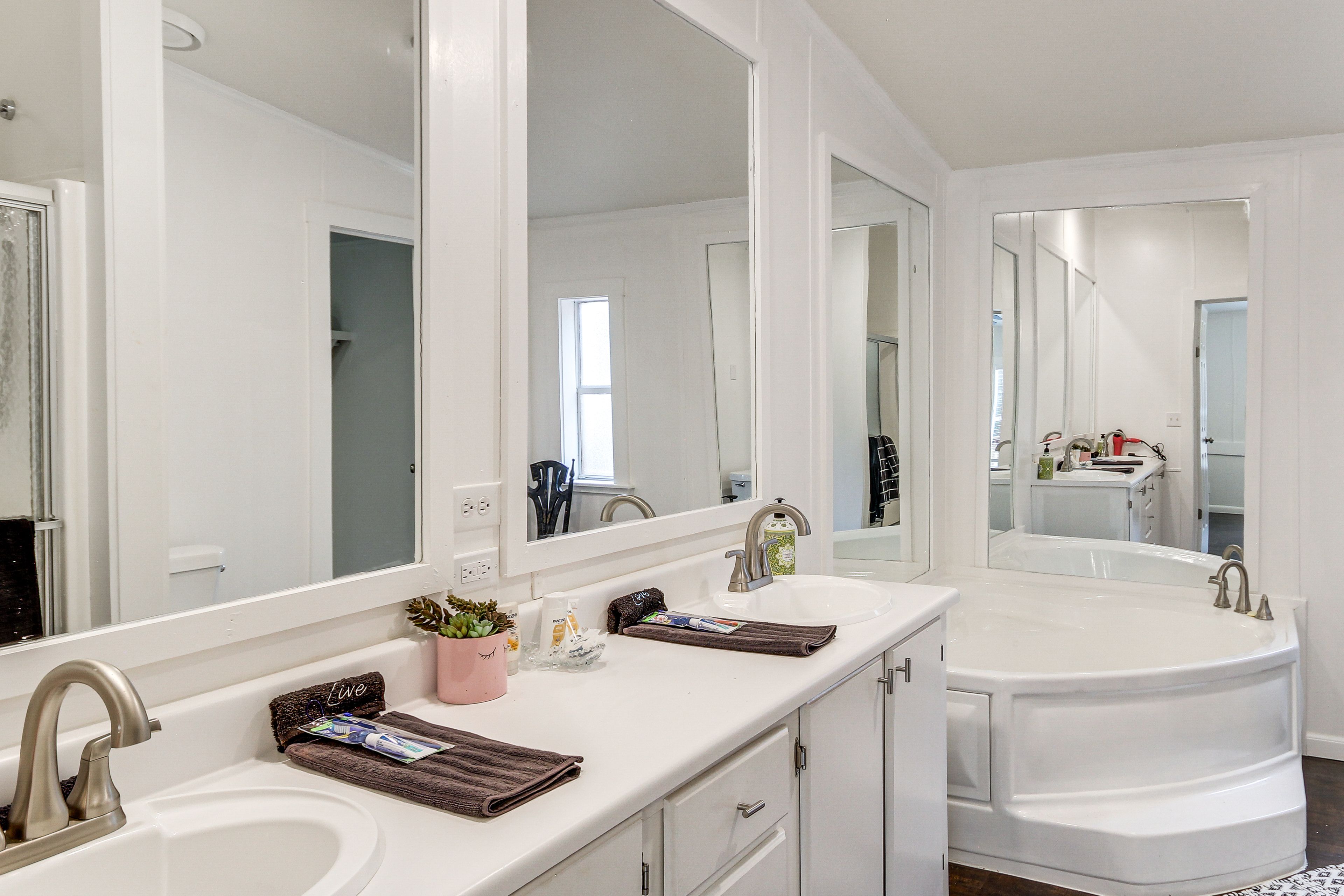 En-Suite Bathroom | Soaking Tub | Dual Vanity