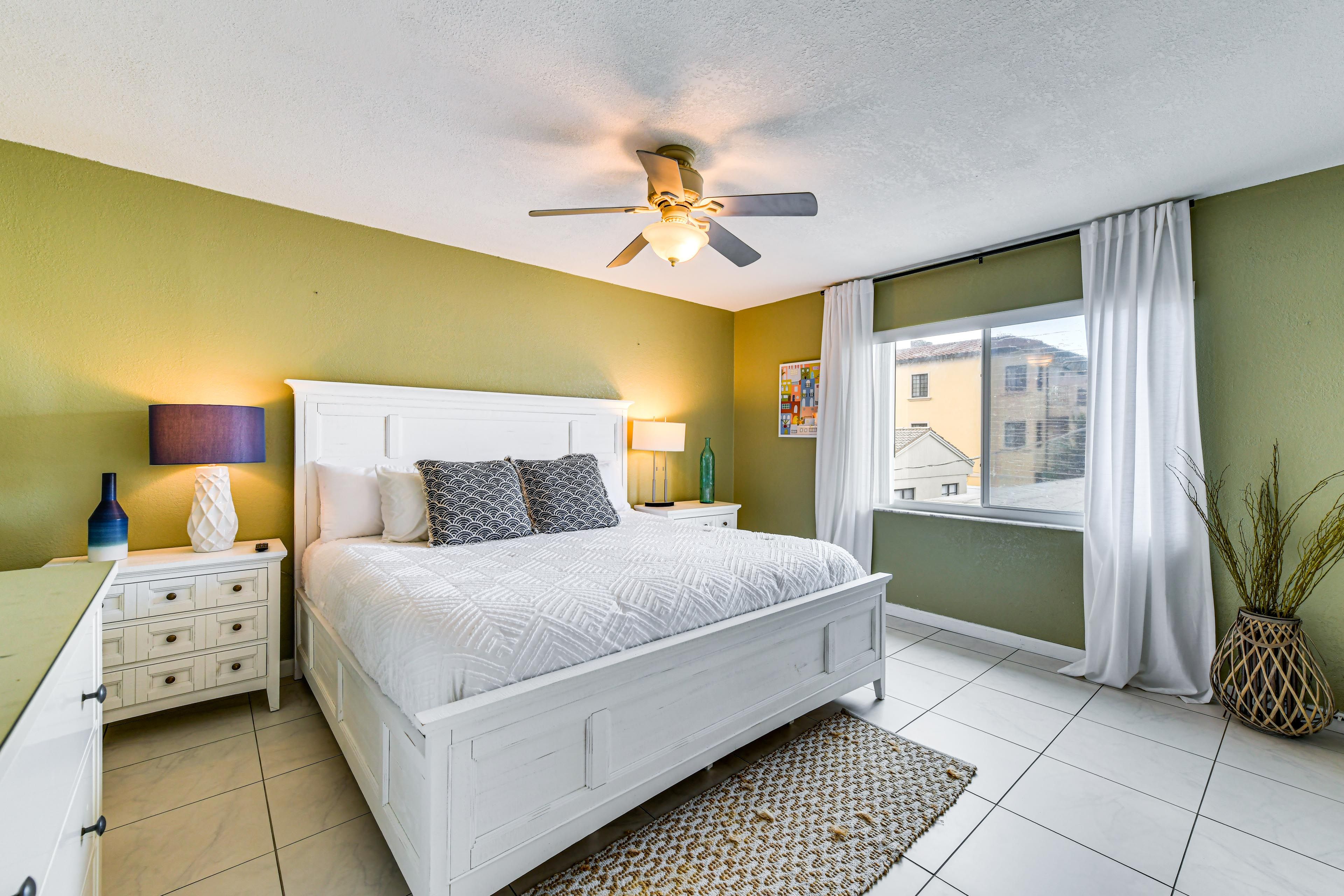 Bedroom | King Bed | Smart TV