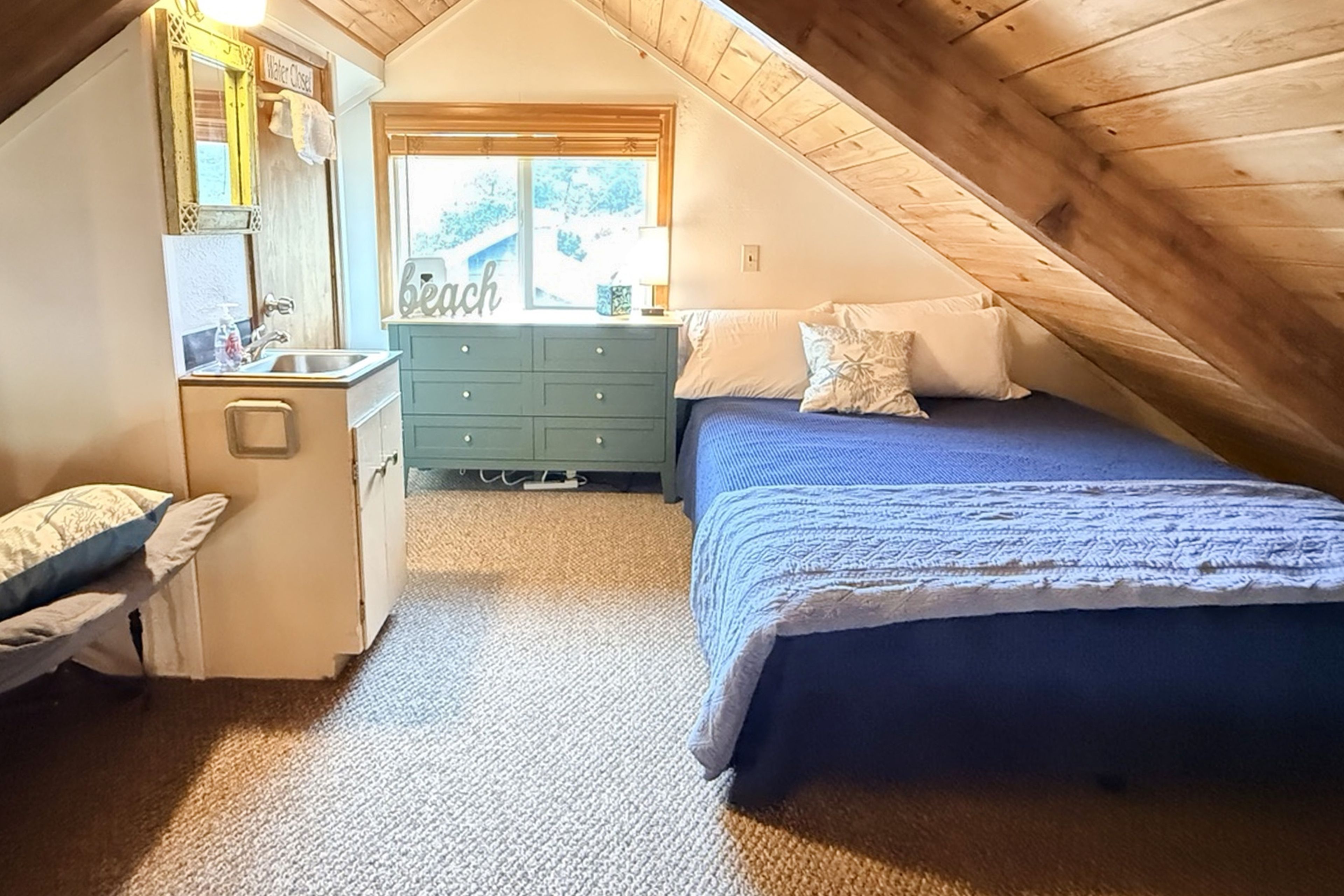 Loft | 2nd Floor | 1 Queen Bed & 2 Twin Cots