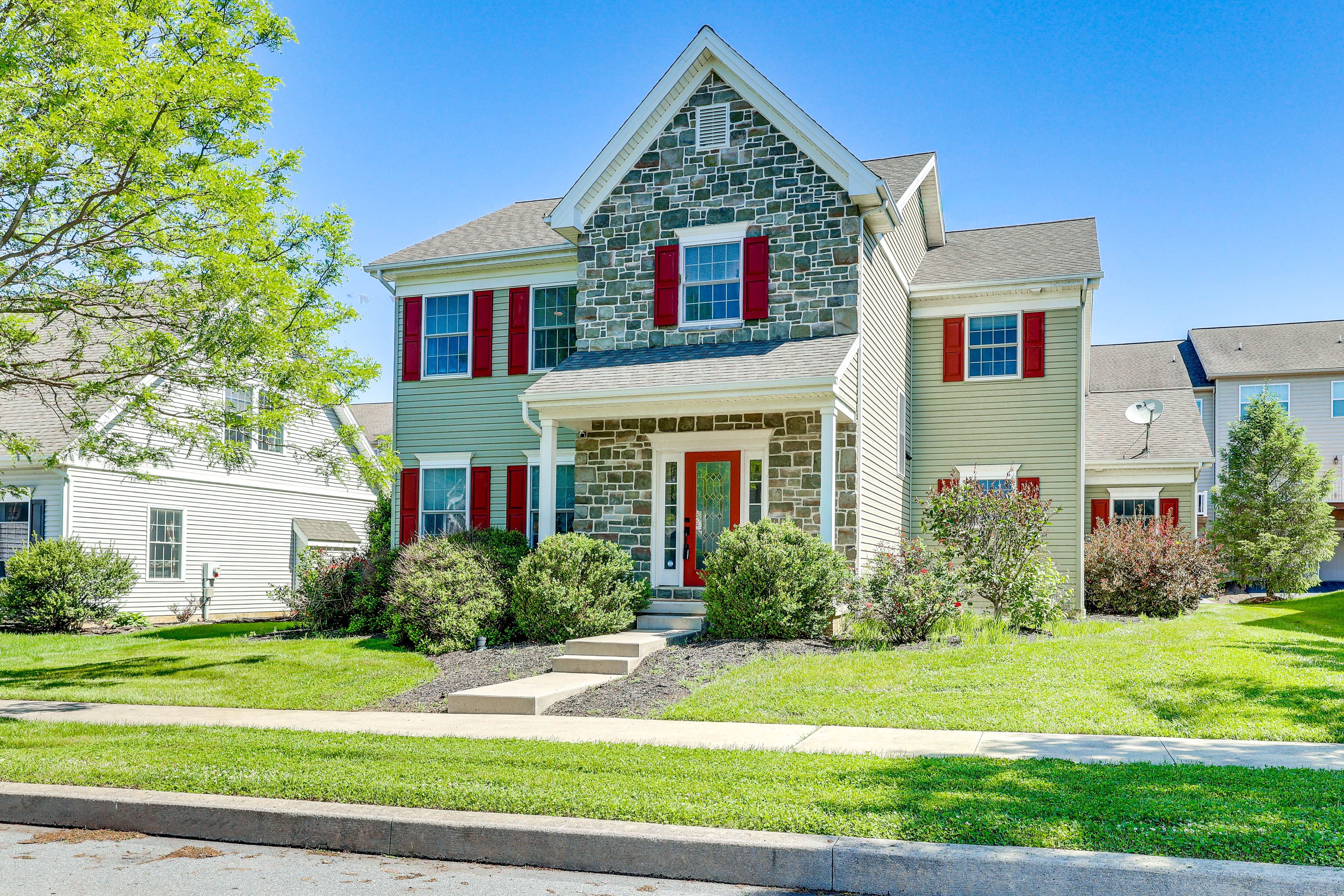 Lancaster Vacation Rental | 3BR | 2.5BA | 2,132 Sq Ft