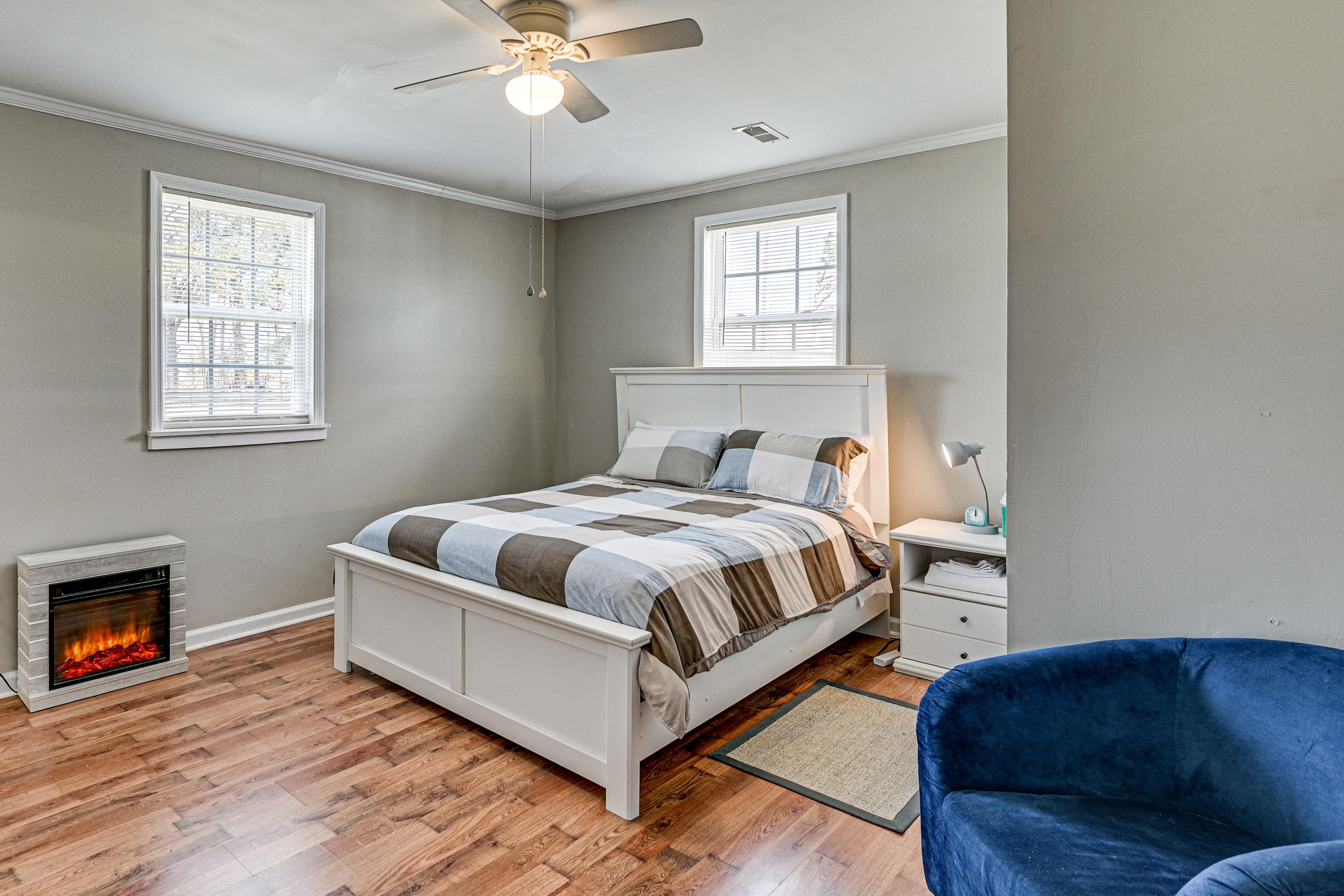Bedroom 1 | Queen Bed
